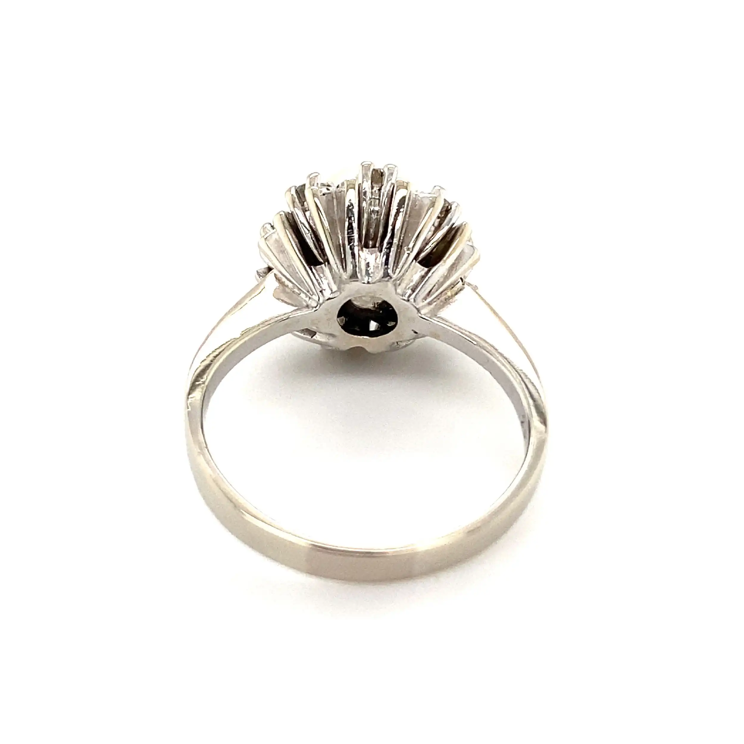 Ring Weißgold mit Perle & Diamanten, graviert mit 0,25ct. Ring Weißgold mit Perle & Diamanten, graviert mit 0,25ct.
