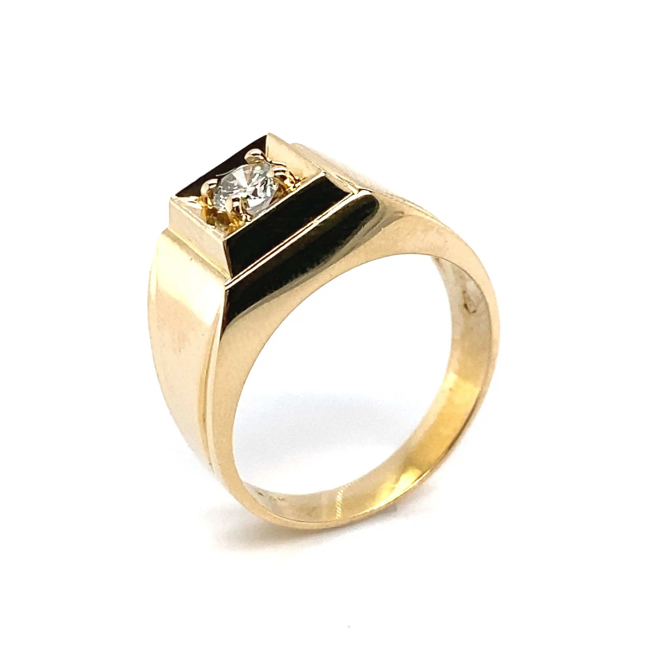 Herrenring Gelbgold mit Solitär Brillant, graviert mit 0,38ct. Herrenring Gelbgold mit Solitär Brillant, graviert mit 0,38ct.