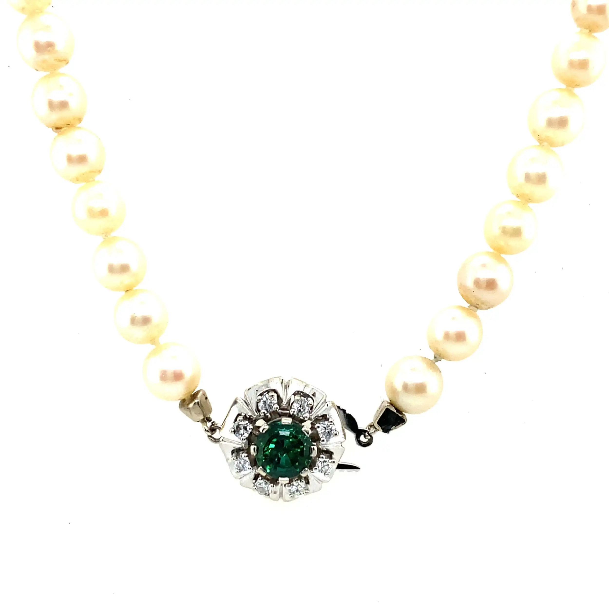 Perlkette mit Weißgold Schließe mit grünem Stein und Diamanten Perlkette mit Weißgold Schließe mit grünem Stein und Diamanten