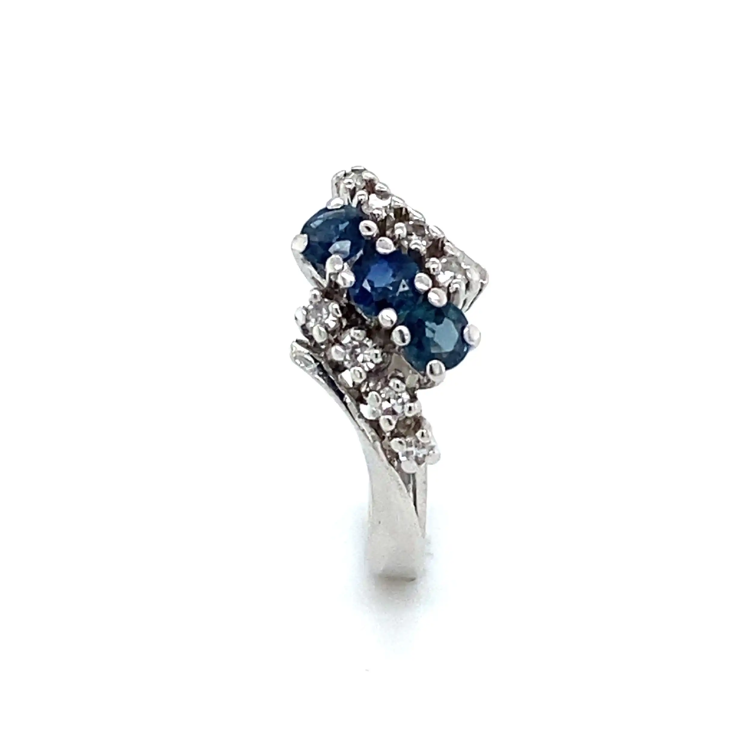 Ring Weißgold mit Diamanten, graviert mit 0,16ct und blauen Farbsteinen Ring Weißgold mit Diamanten, graviert mit 0,16ct und blauen Farbsteinen