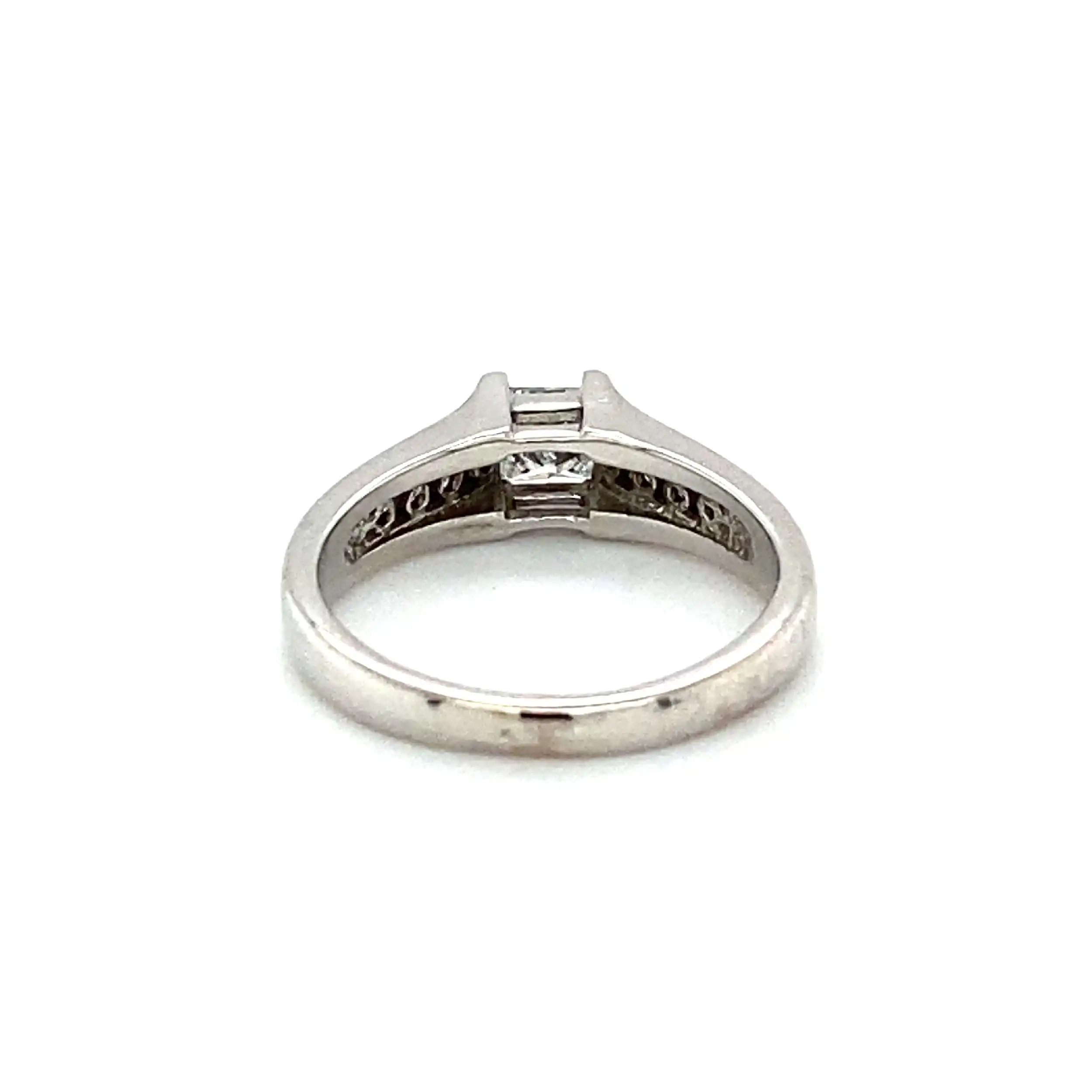 Ring Weißgold mit Brillanten und Diamant im Pincess-Cut Ring Weißgold mit Brillanten und Diamant im Pincess-Cut