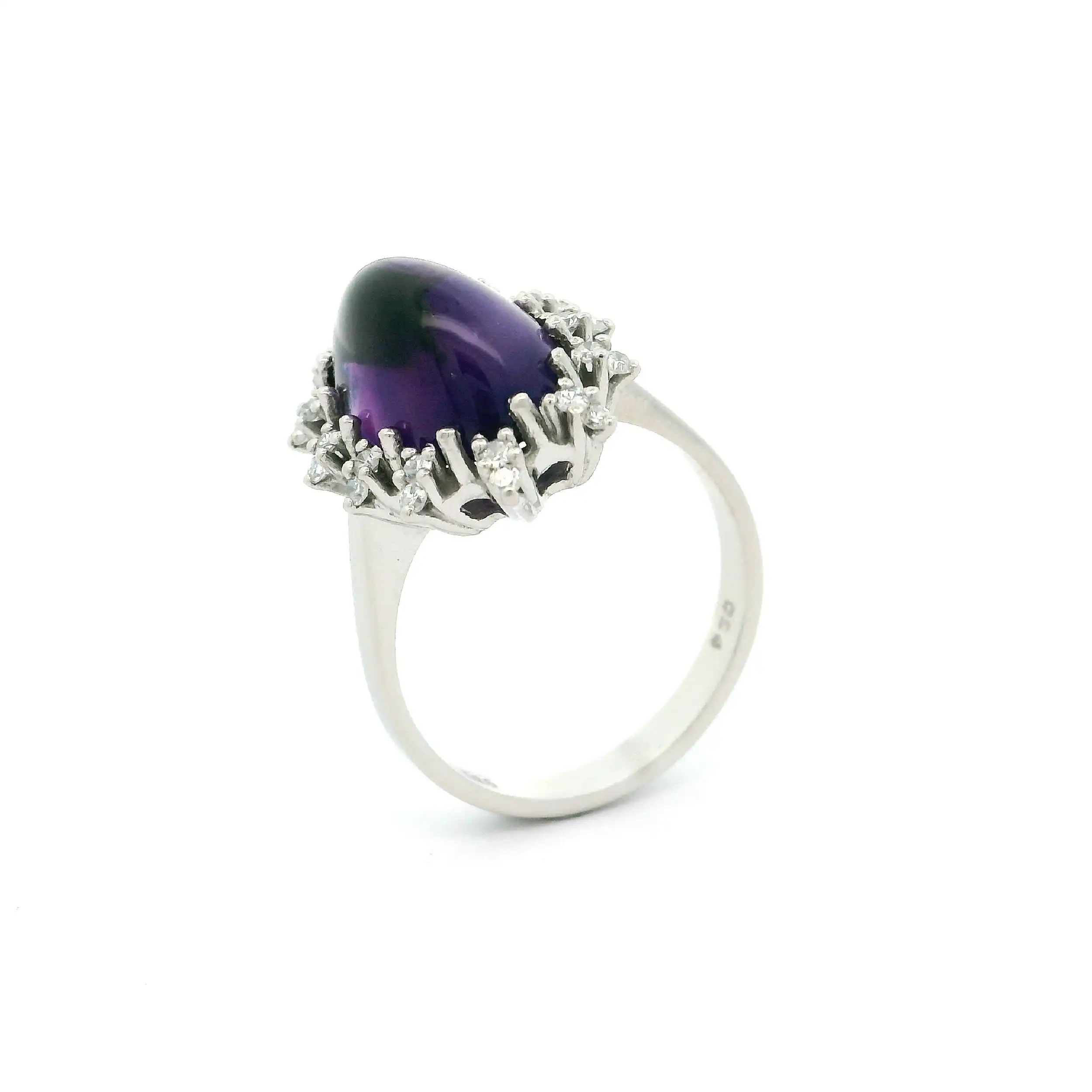 Ring Weißgold mit lila Carbochonstein & Diamanten, graviert mit 0,24ct. Ring Weißgold mit lila Carbochonstein & Diamanten, graviert mit 0,24ct.