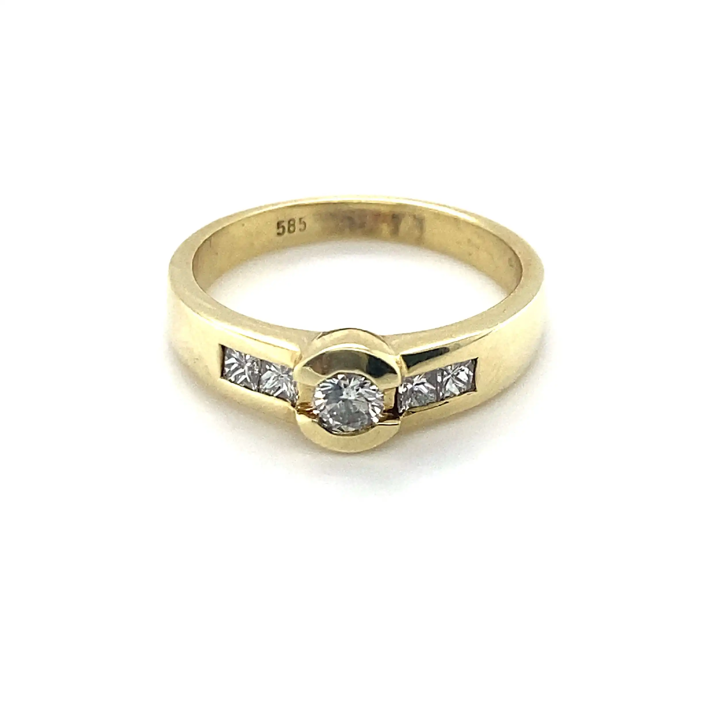 Ring Gelbgold mit Solitär Brillant und 4 Carre Diamanten, graviert mit 0,5ct W/P1 Ring Gelbgold mit Solitär Brillant und 4 Carre Diamanten, graviert mit 0,5ct W/P1