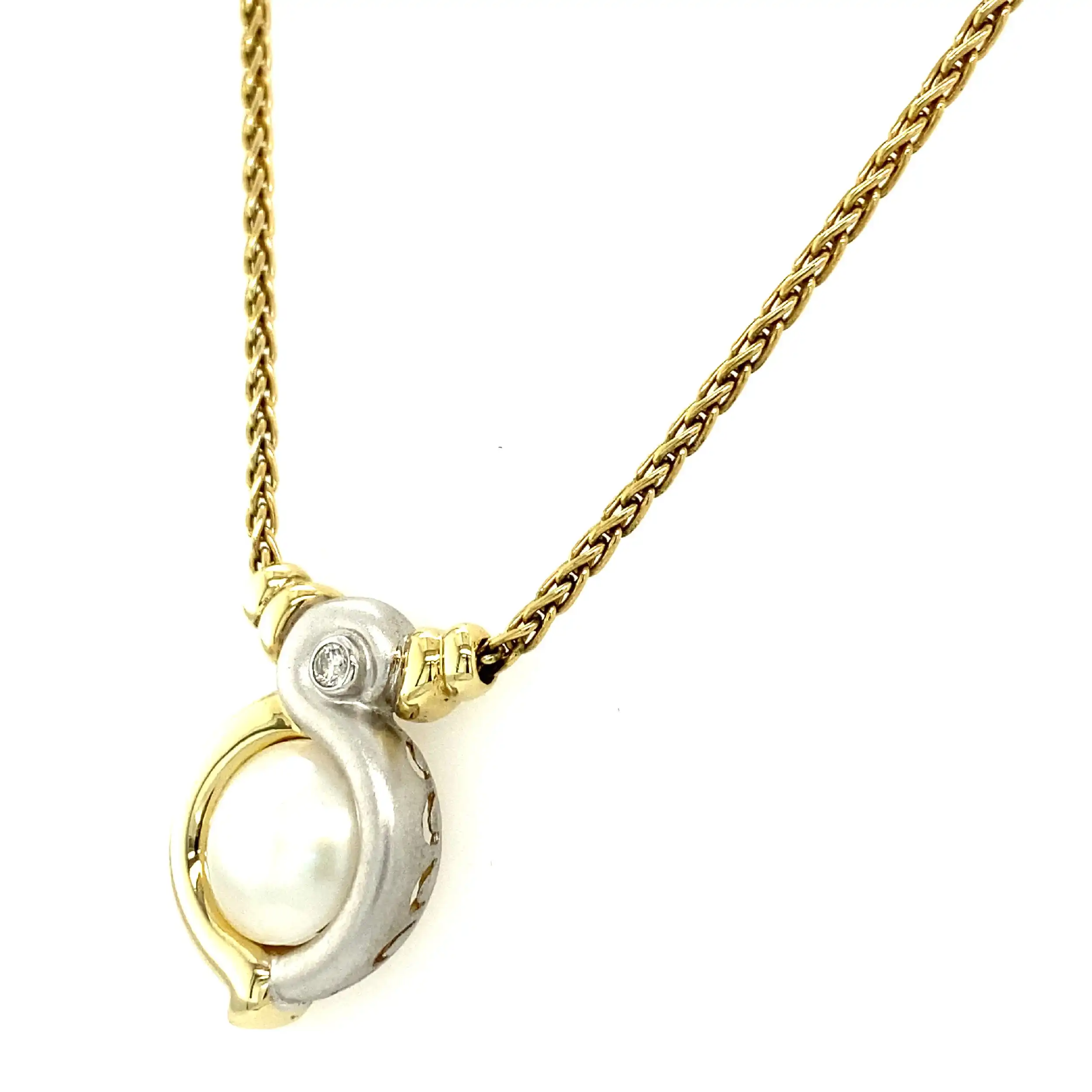 Collier Bicolor mit Mabé-Perle & Brillant, graviert mit 0,09ct. Collier Bicolor mit Mabé-Perle & Brillant, graviert mit 0,09ct.