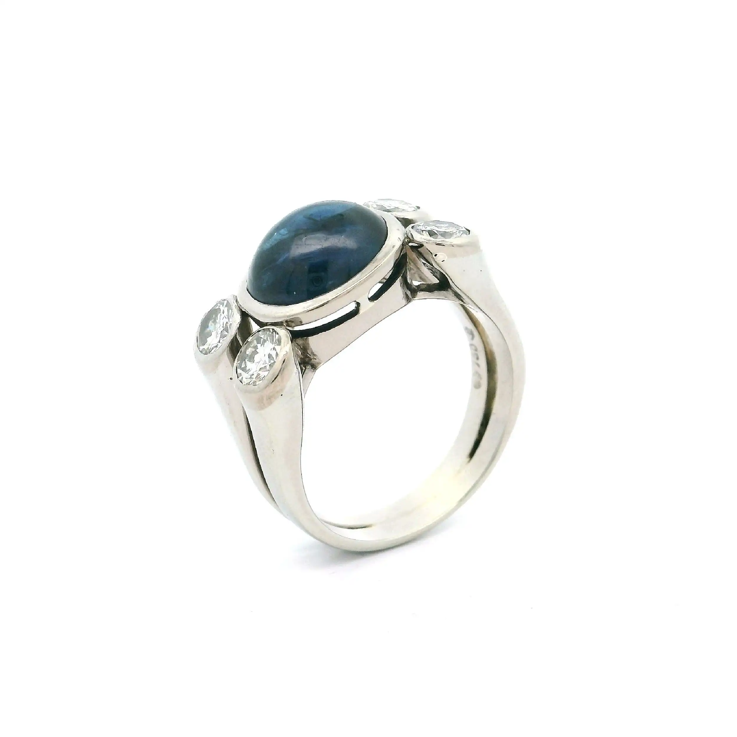 Ring Weißgold Saphir Cabochon & Brillanten Ring Weißgold Saphir Cabochon & Brillanten