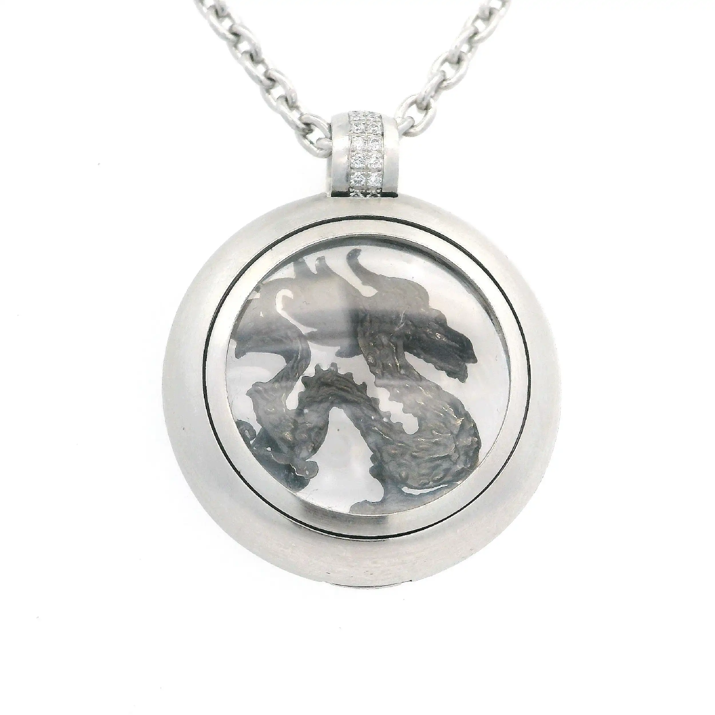 Kette mit Anhänger und Drachenrelieff Jörg Kaiser Kette mit Anhänger und Drachenrelieff Jörg Kaiser
