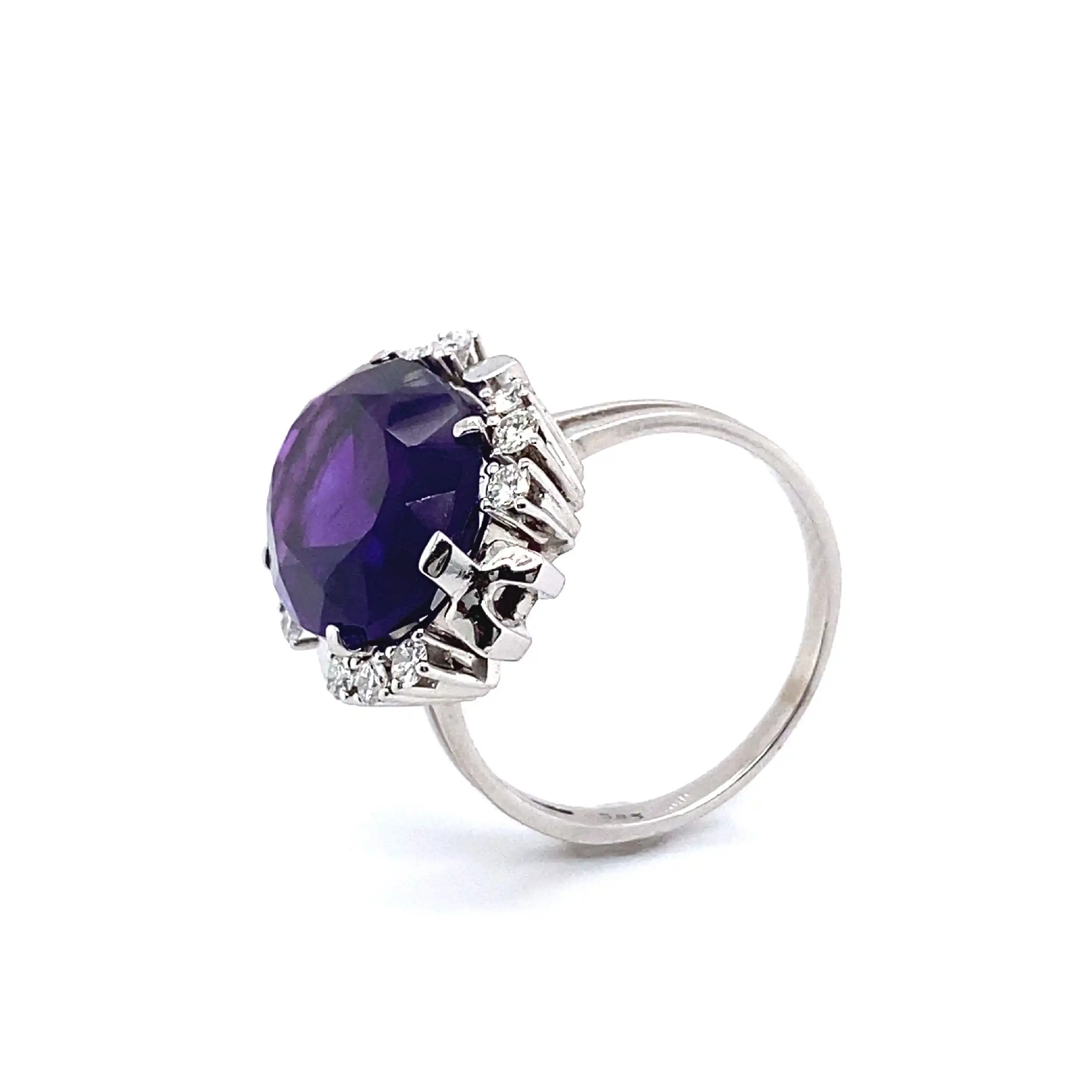 Ring mit Brillanten und Amethyst Ring mit Brillanten und Amethyst