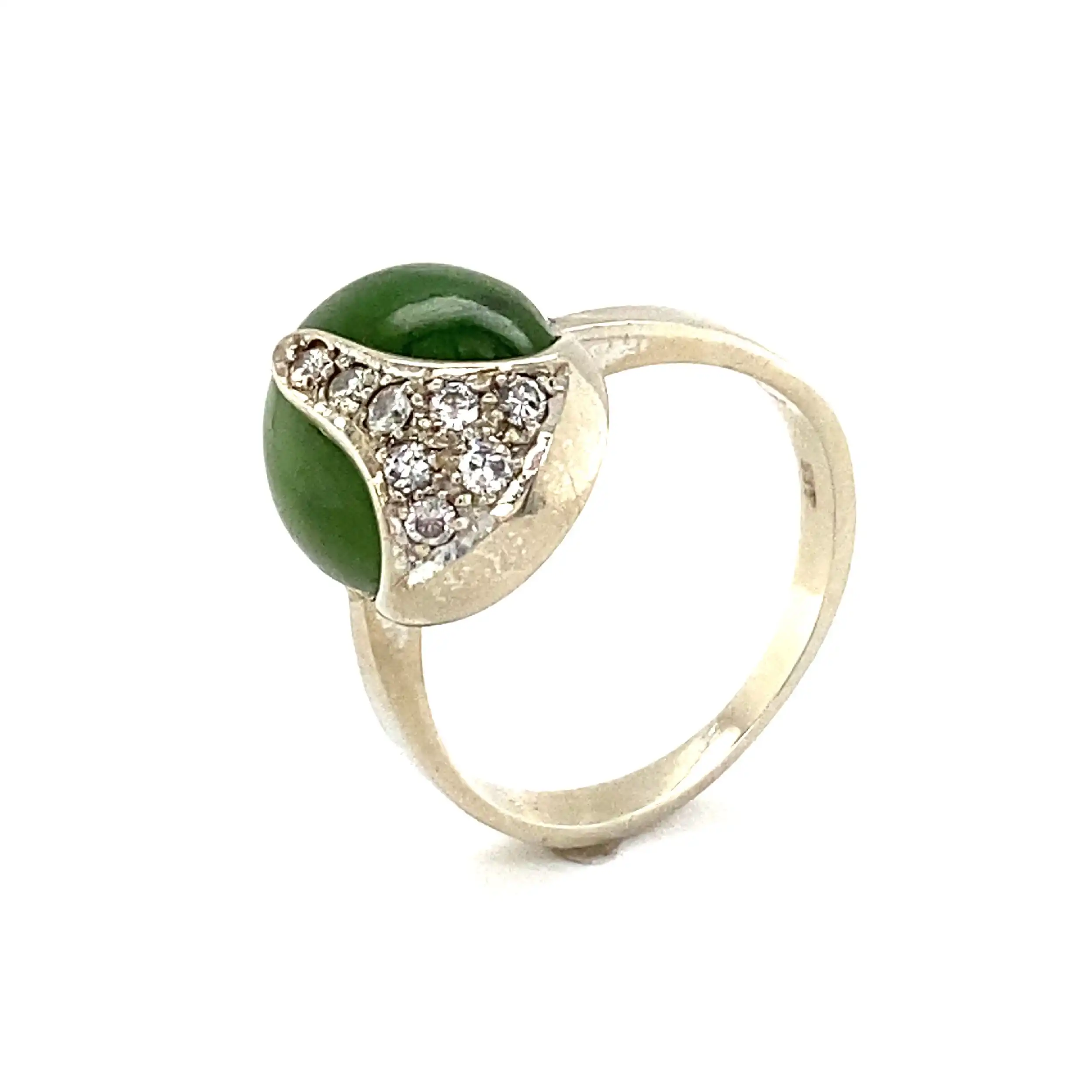 Ring Weißgold mit Nephrit Jade & Brillanten, graviert mit 0,20ct.