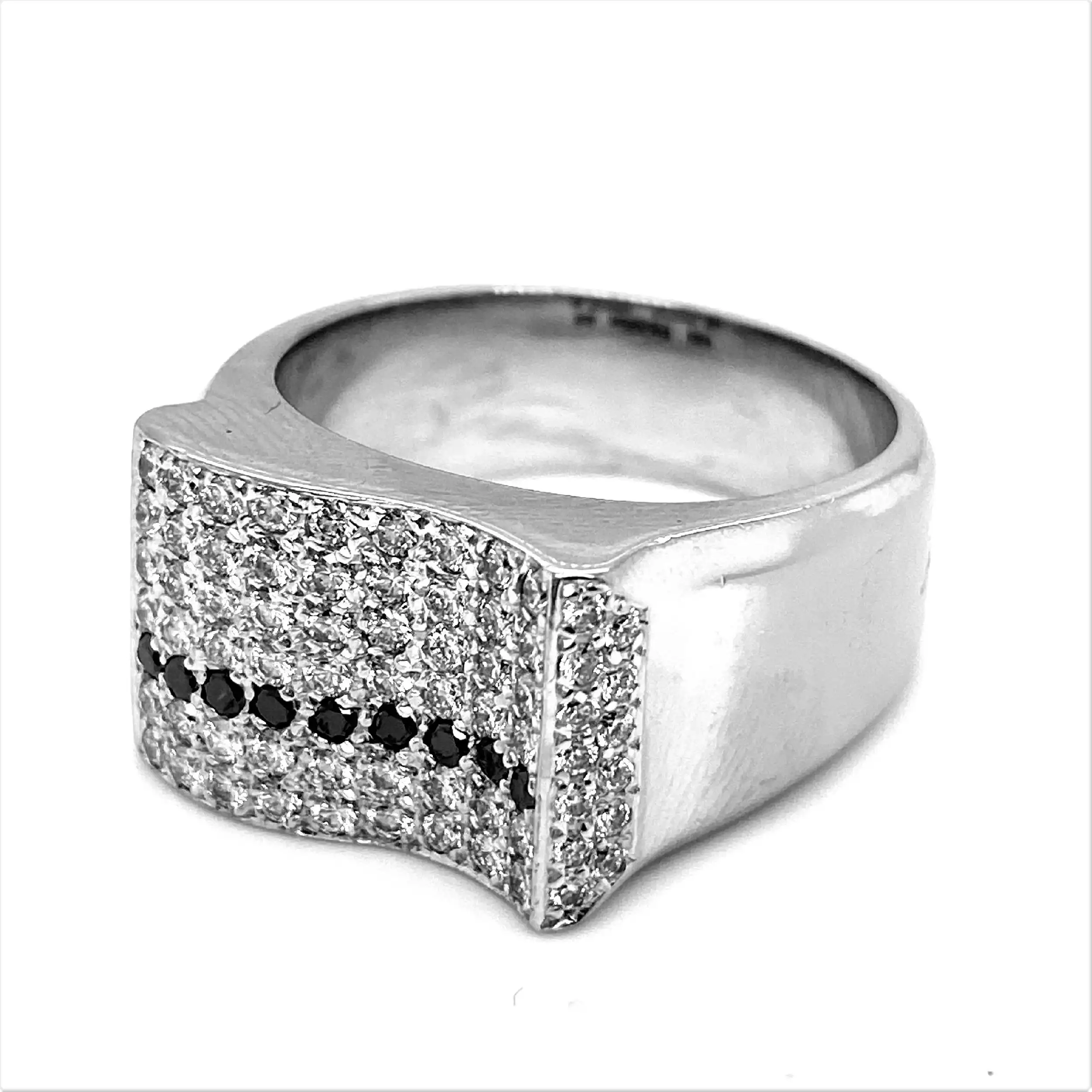 Ring Weißgold mit schwarzen und weißen Brillanten Ring Weißgold mit schwarzen und weißen Brillanten
