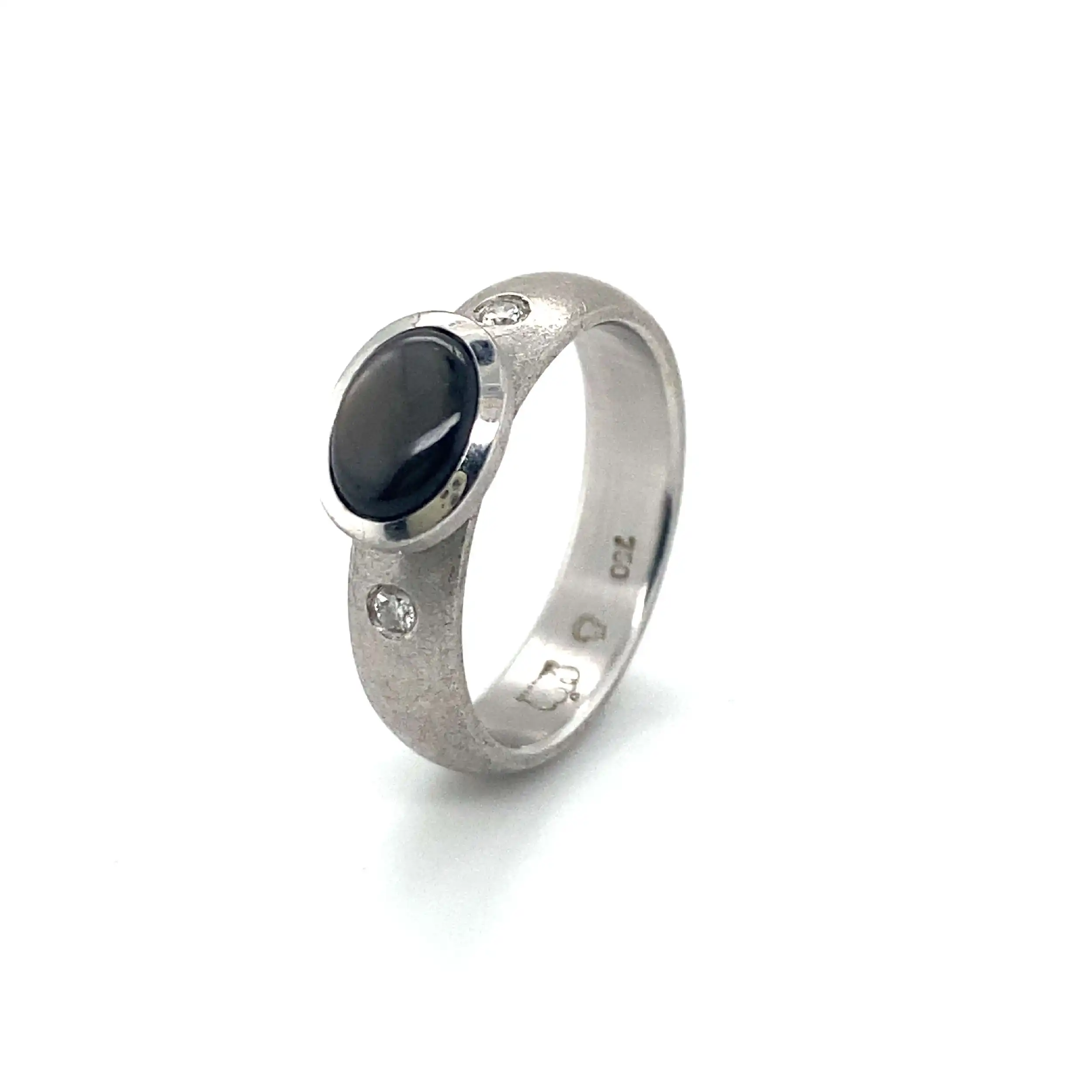 Ring Weißgold eismattiert mit grauem Cabochon und zwei Brillanten Ring Weißgold eismattiert mit grauem Cabochon und zwei Brillanten