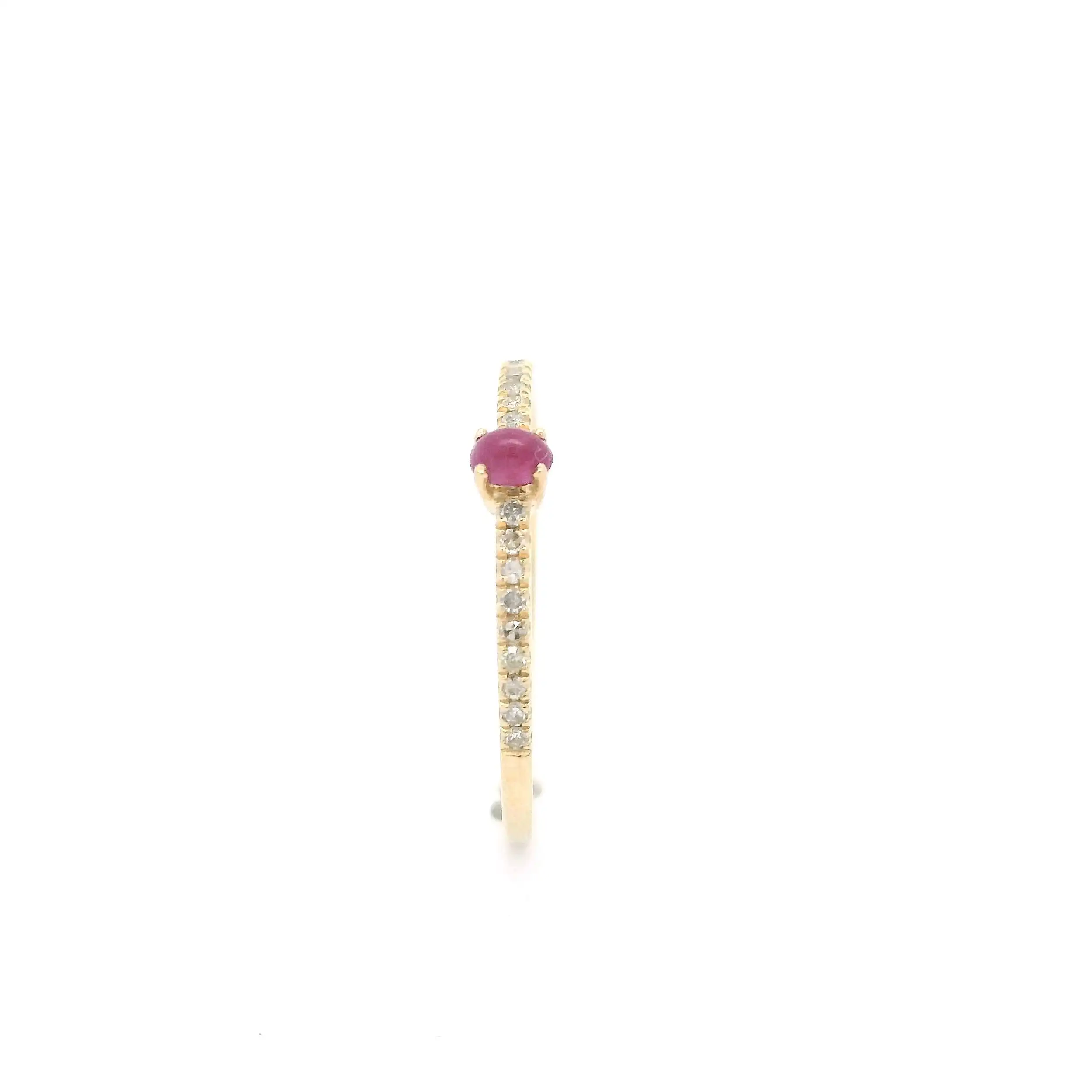 Ring Gelbgold mit Diamanten und Rubin Cabochon