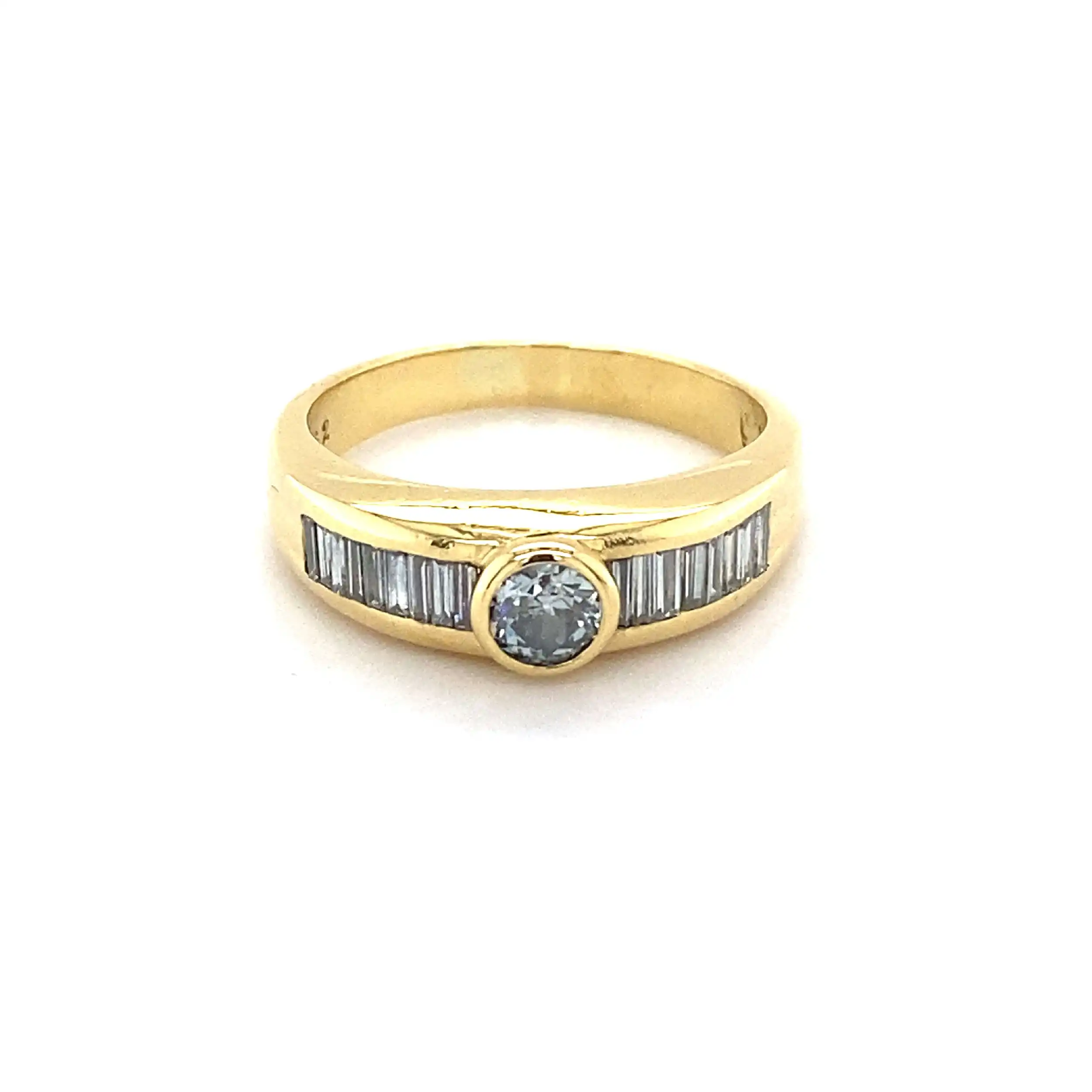 Ring Gelbgold mit Brillant und Diamanten Ring Gelbgold mit Brillant und Diamanten