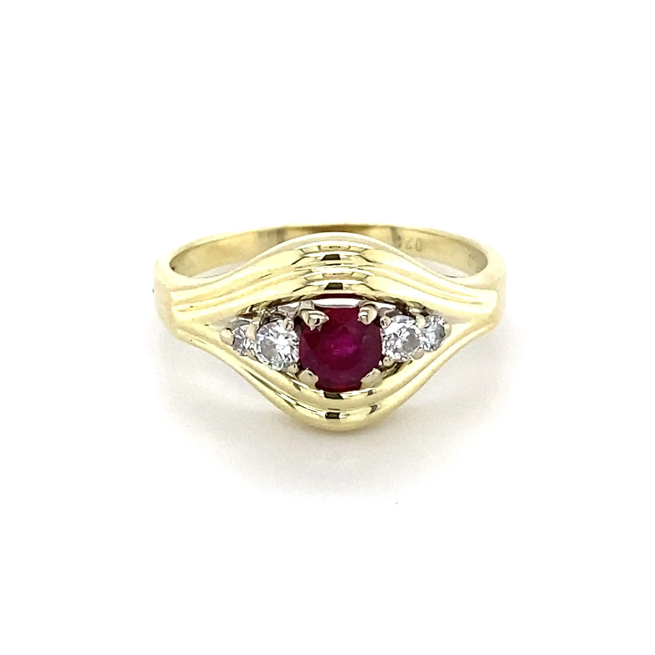 Ring Gelbgold mit rotem Farbstein und Brillanten, graviert mit 0,24ct Ring Gelbgold mit rotem Farbstein und Brillanten, graviert mit 0,24ct