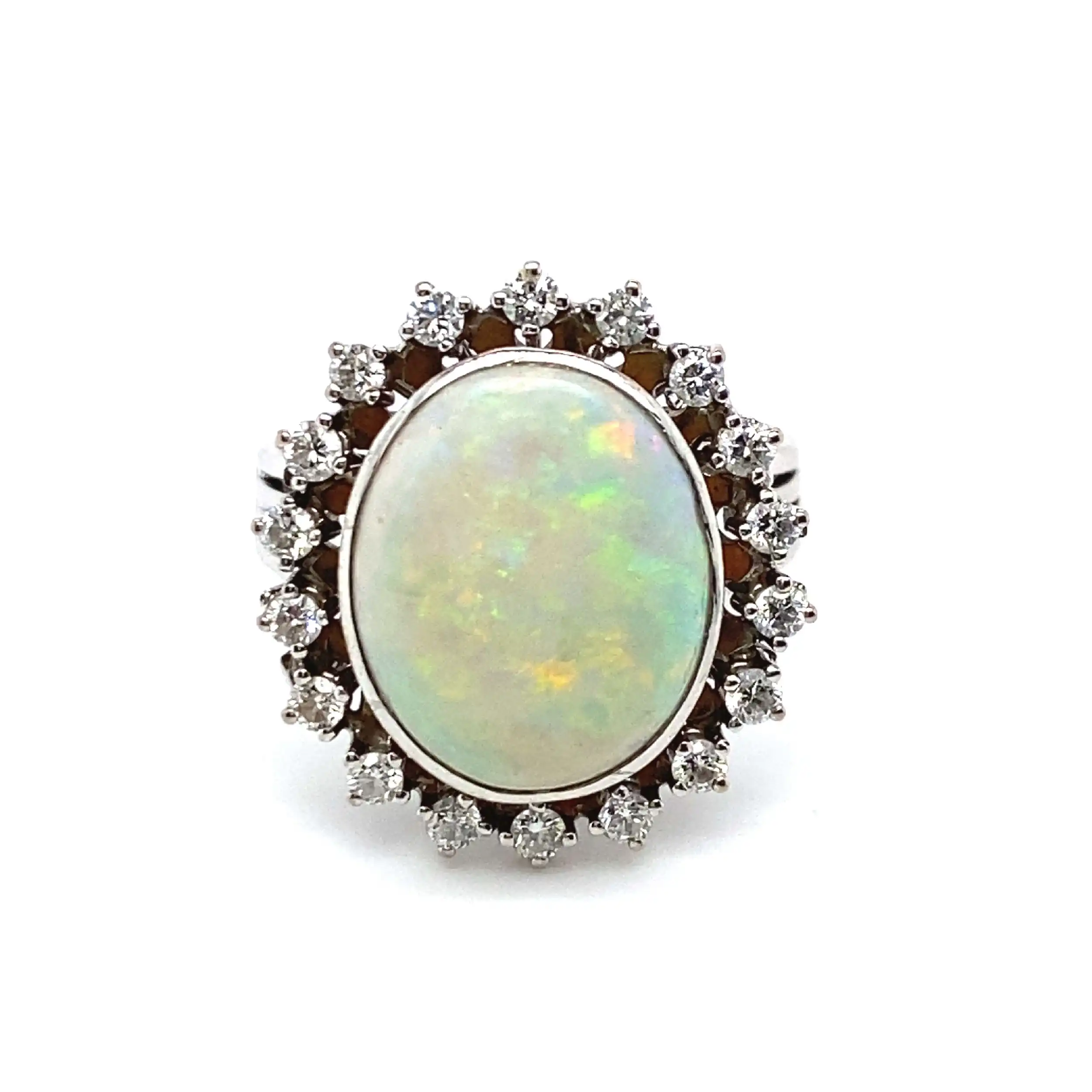 Ring Weißgold mit Opal und Diamanten, graviert mit 0,49ct. Ring Weißgold mit Opal und Diamanten, graviert mit 0,49ct.
