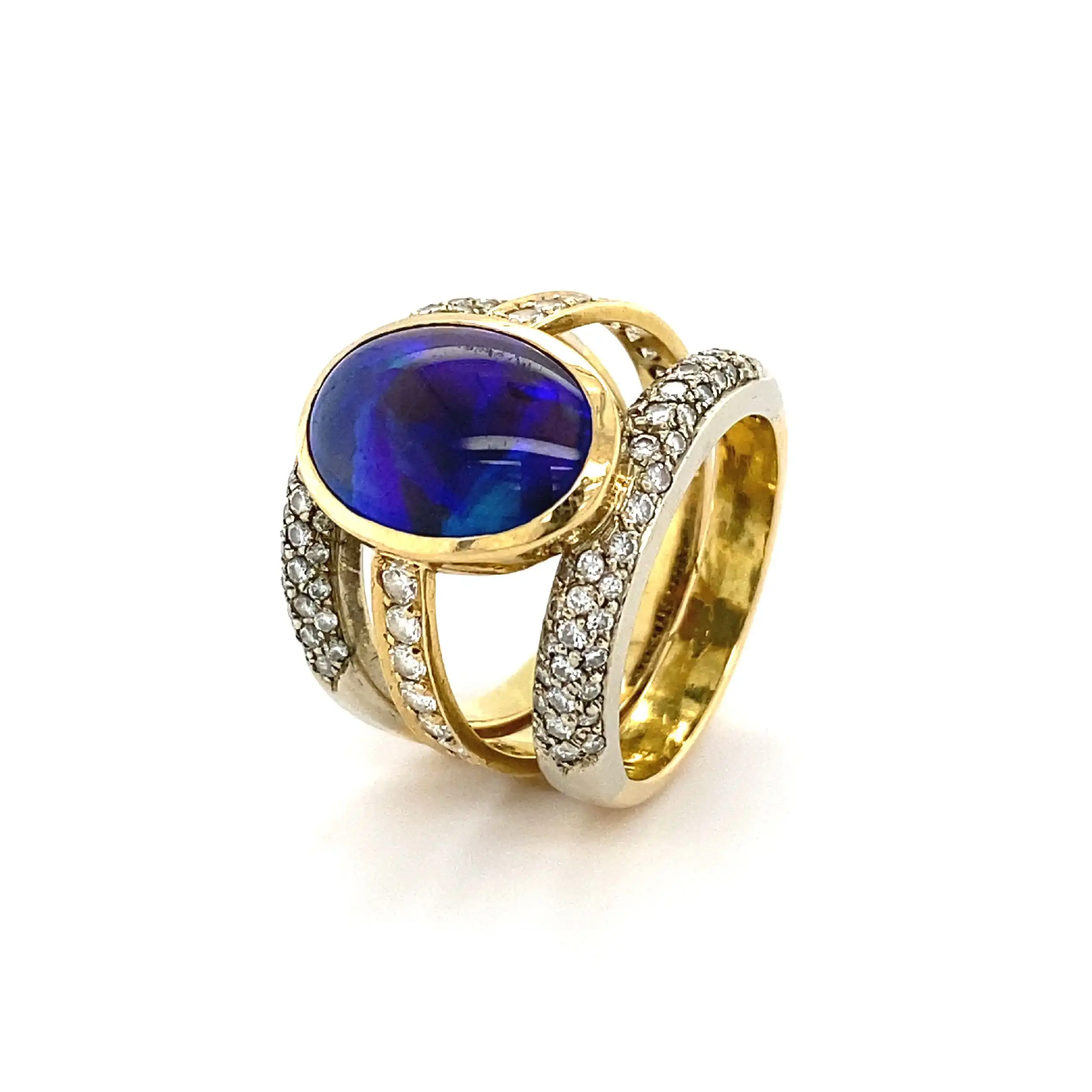 Ring Bicolor mit Brillanten und synthetischen Opal Cabochon Ring Bicolor mit Brillanten und synthetischen Opal Cabochon