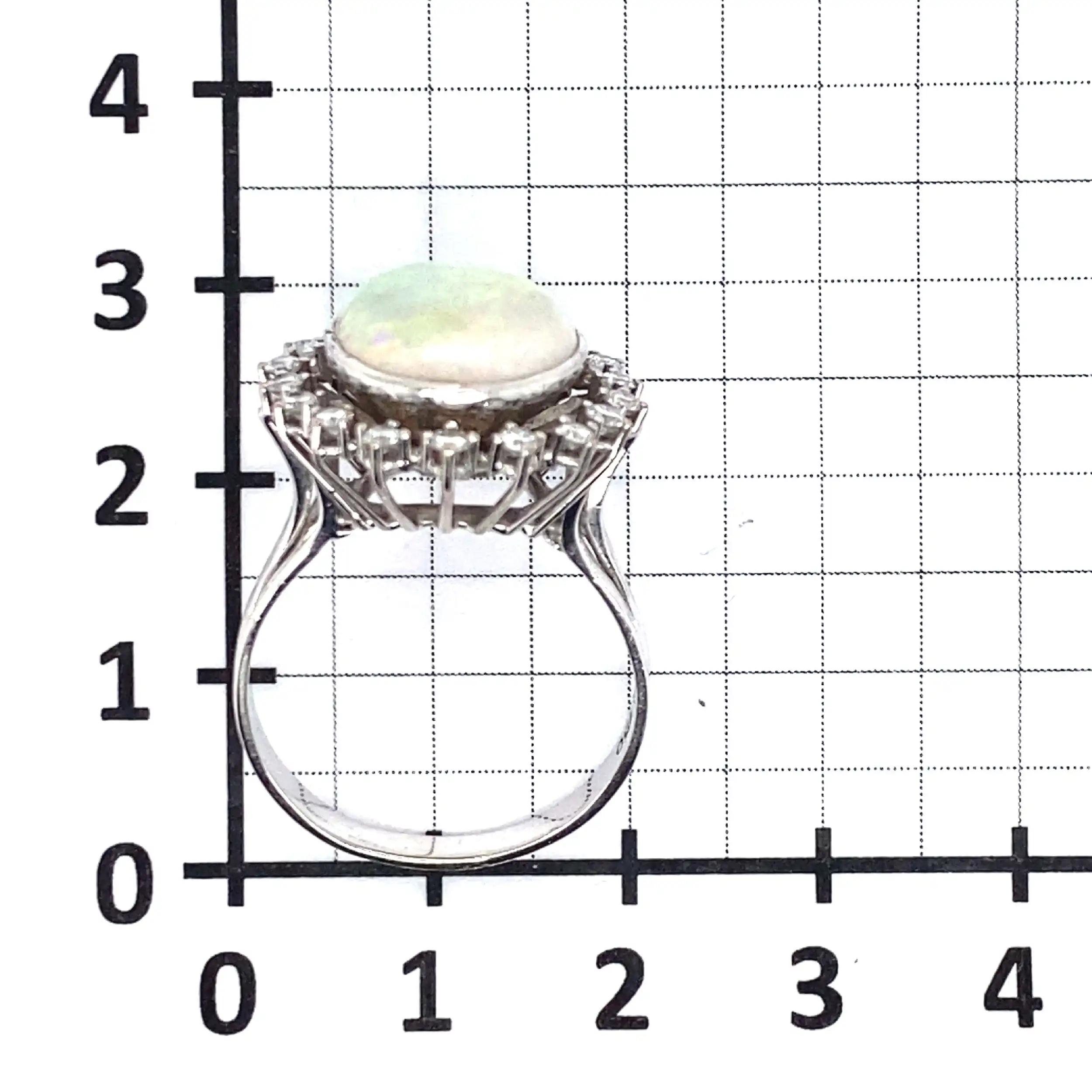 Ring Weißgold mit Opal und Diamanten, graviert mit 0,49ct. Ring Weißgold mit Opal und Diamanten, graviert mit 0,49ct.