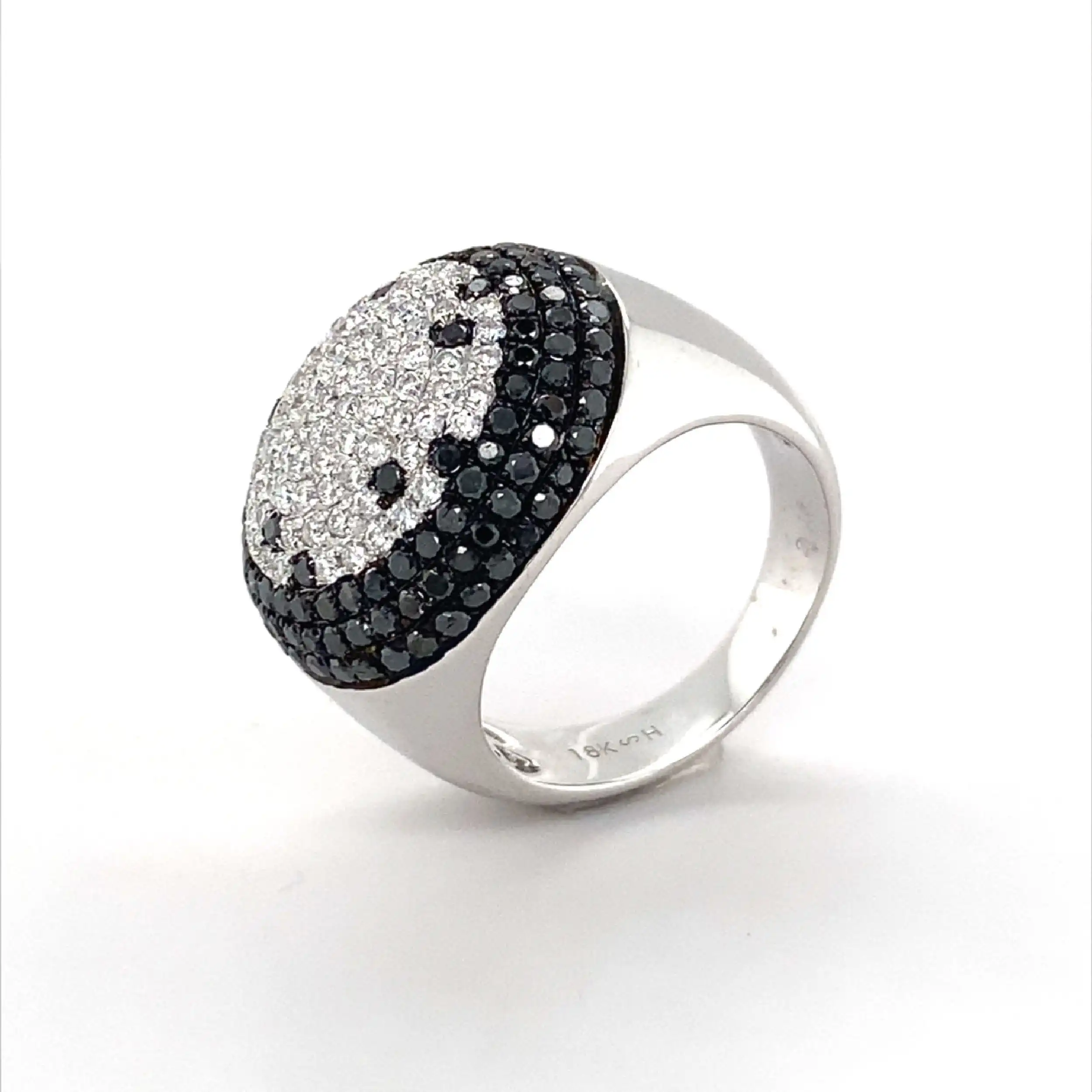 Ring Weißgold mit schwarzen und weißen Brillanten Ring Weißgold mit schwarzen und weißen Brillanten