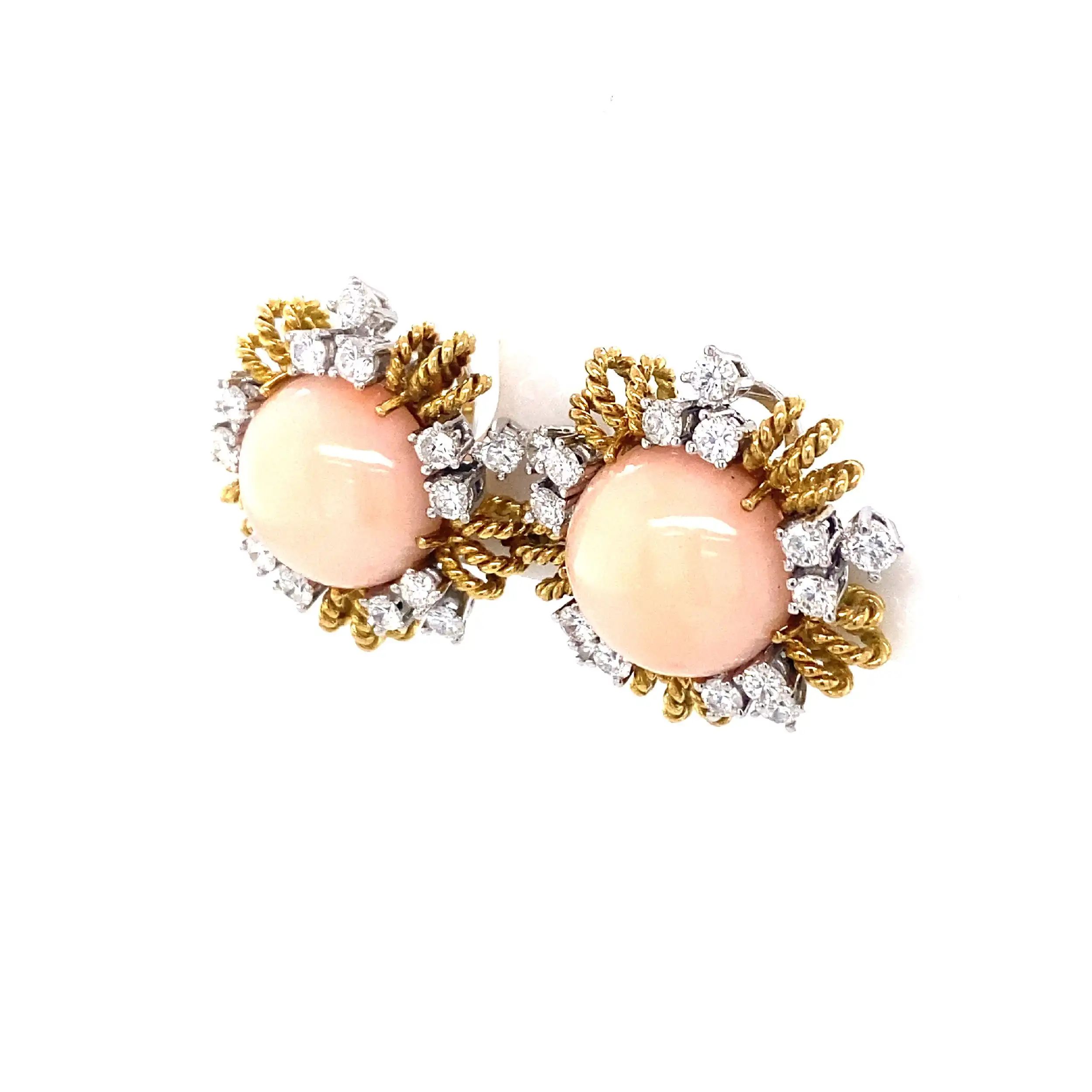 Paar Bicolor Ohrclips mit Koralle 25,5ct. und Brillanten, graviert mit 2,1ct.
