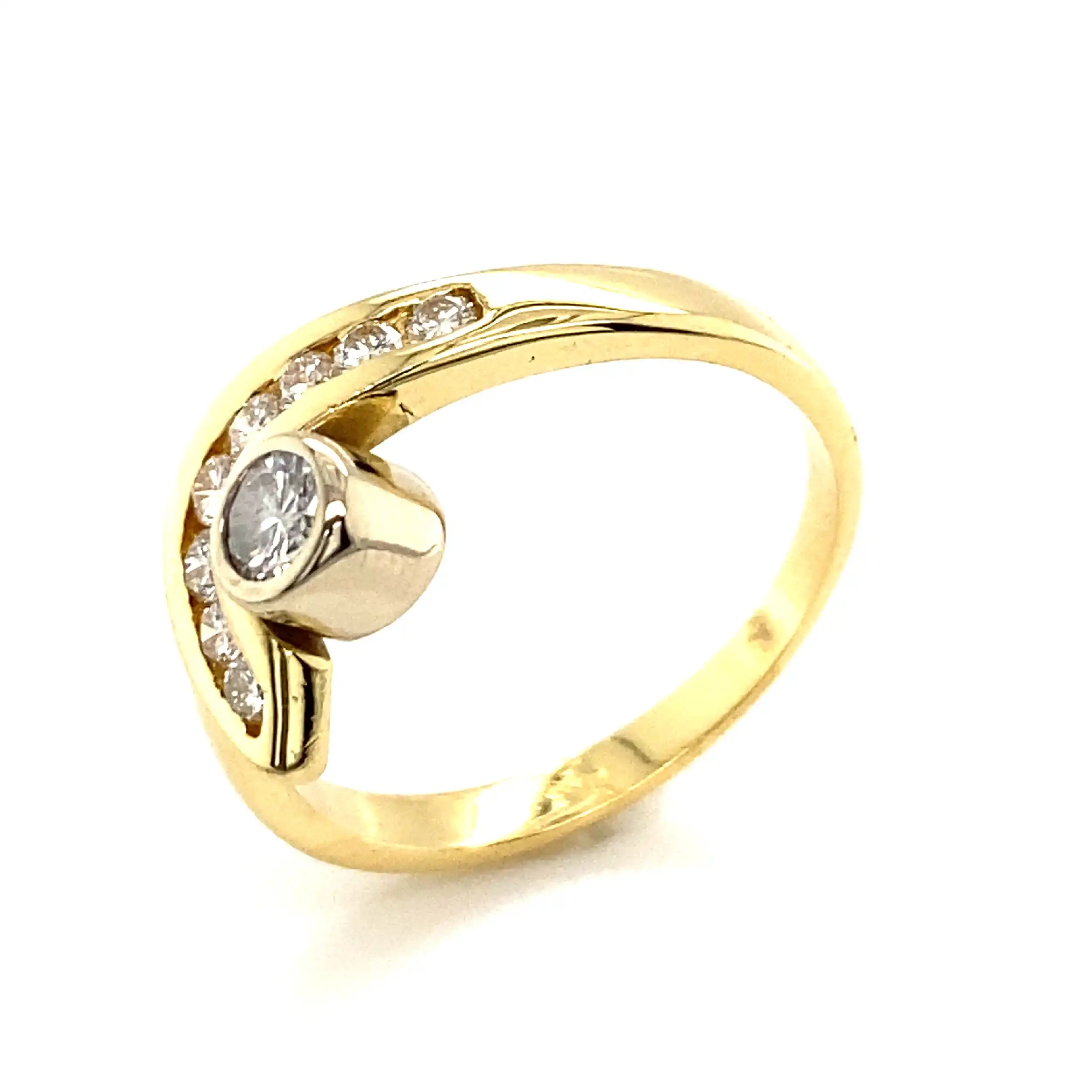 Ring Gelbgold mit Brillanten, Solitär graviert mit 0,20ct und Melee mit 0,16ct.
