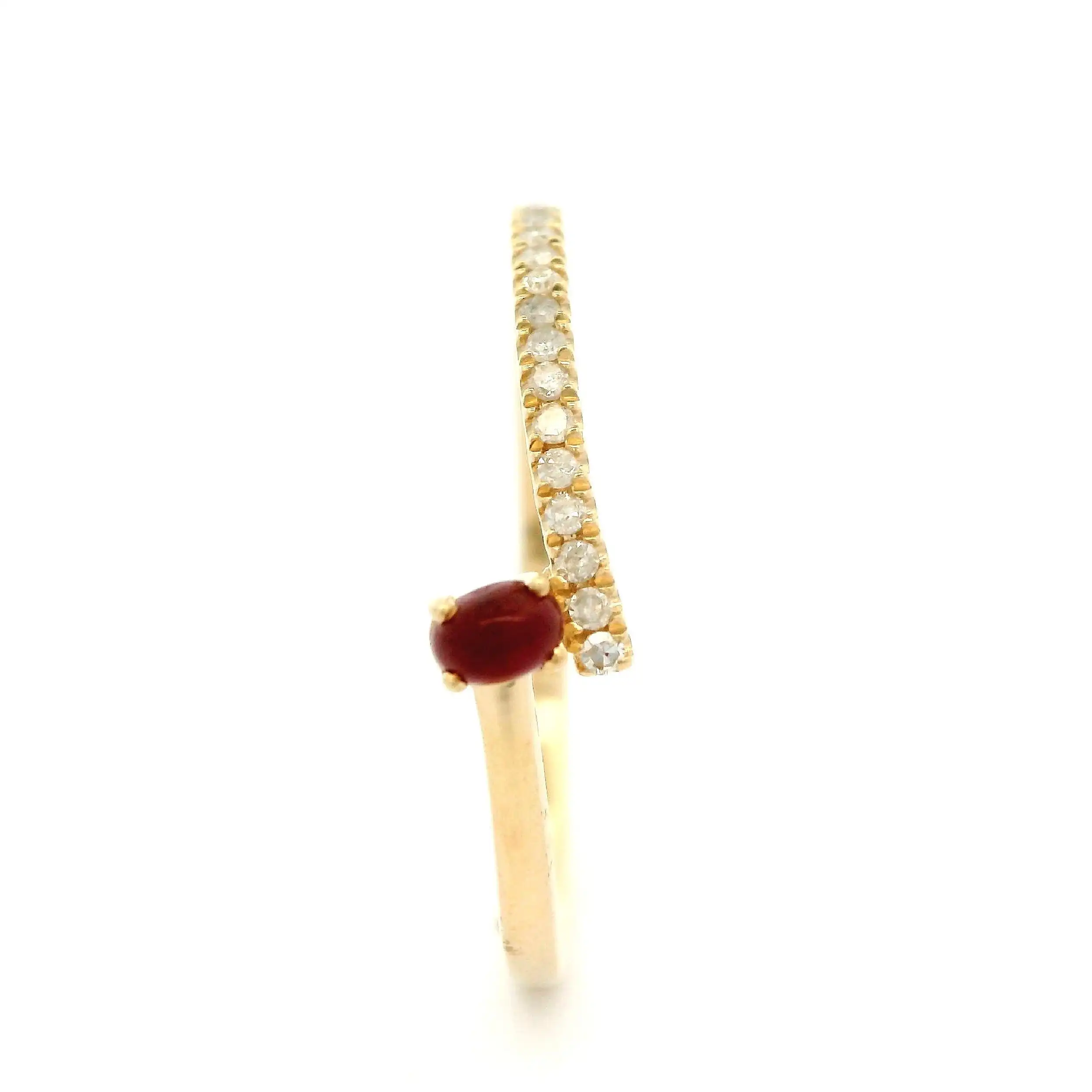 Ring Gelbgold mit Diamanten und Rubin Cabochon