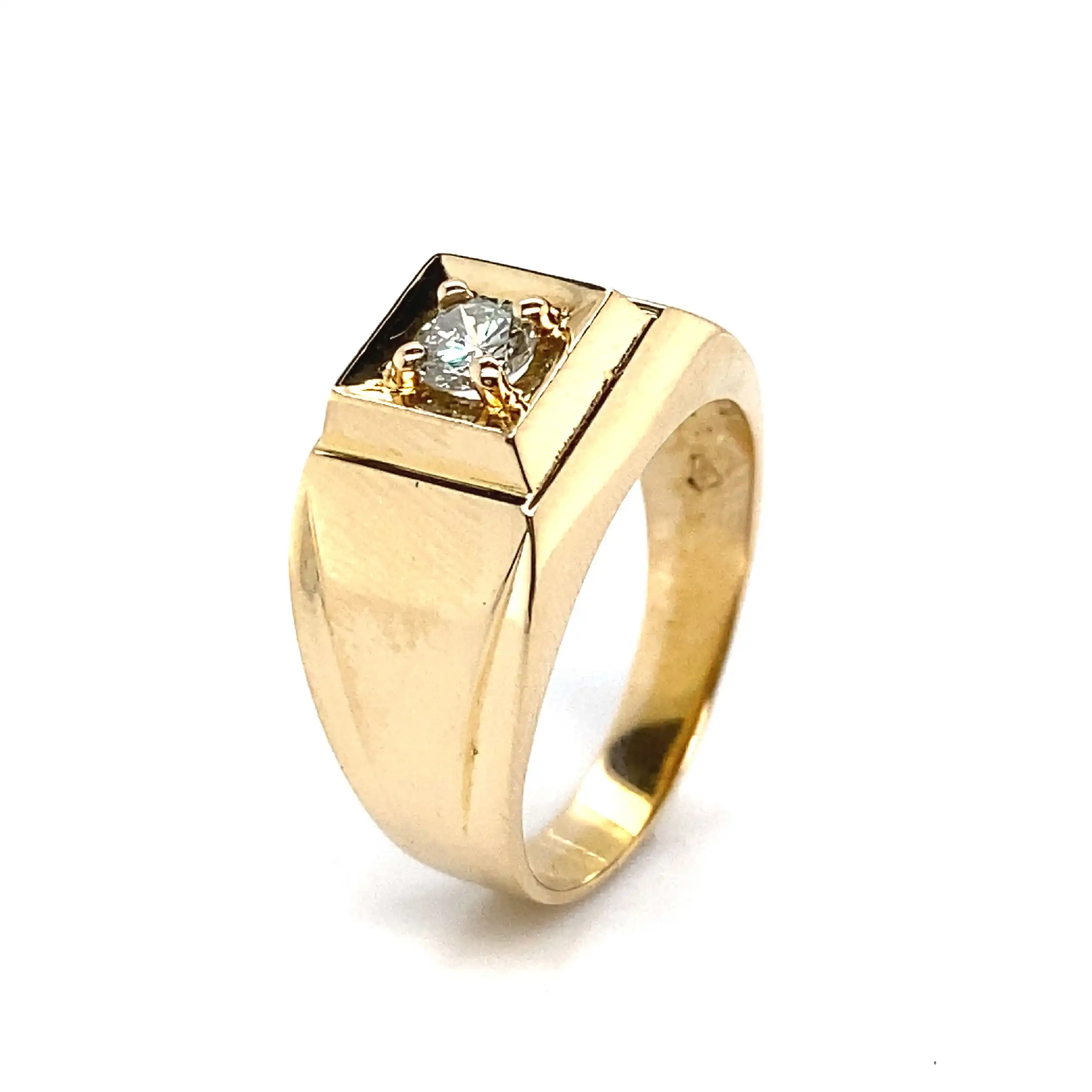Herrenring Gelbgold mit Solitär Brillant, graviert mit 0,38ct. Herrenring Gelbgold mit Solitär Brillant, graviert mit 0,38ct.