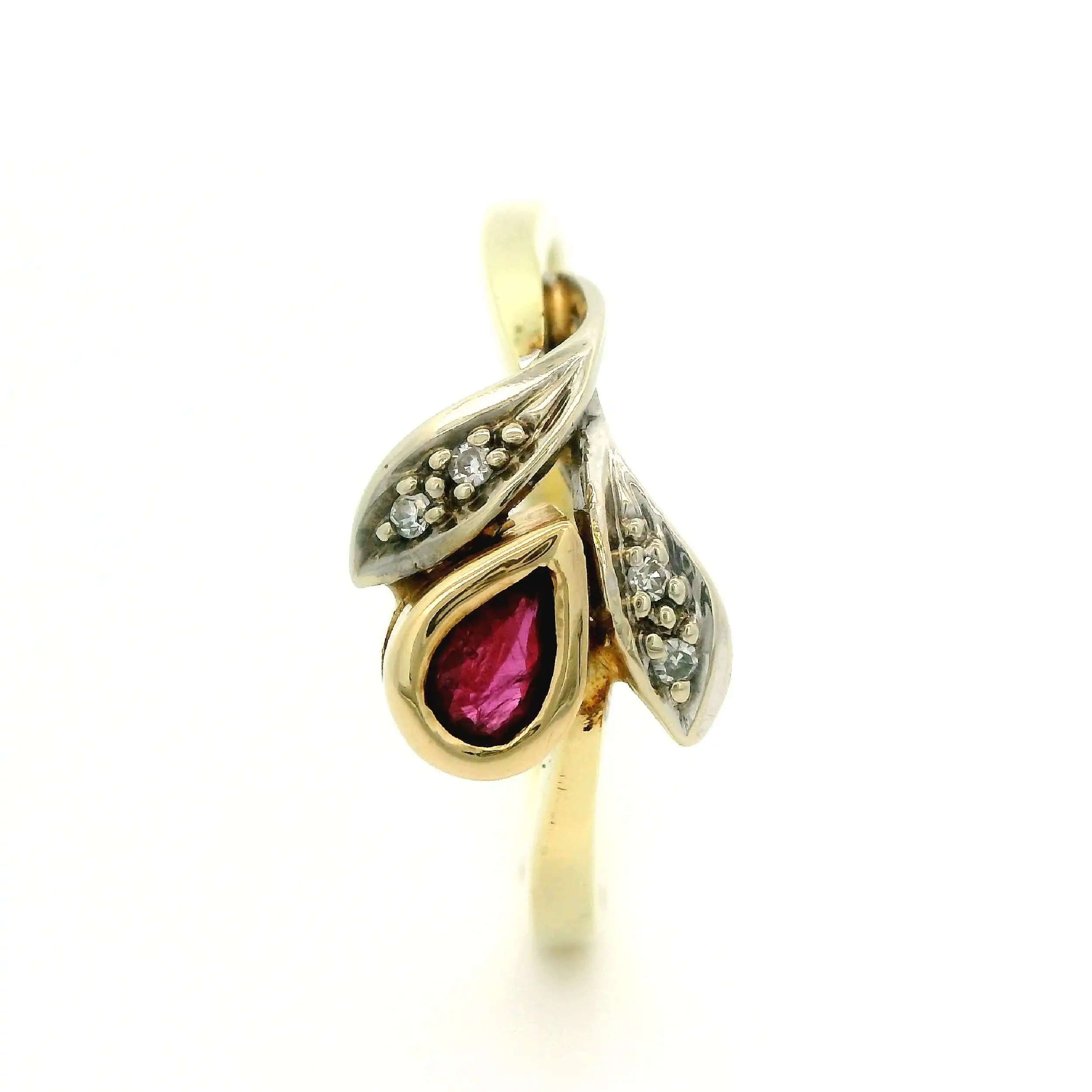 Ring Bicolor mit Rubin Tropfen und Diamanten, graviert 0,03ct. Ring Bicolor mit Rubin Tropfen und Diamanten, graviert 0,03ct.