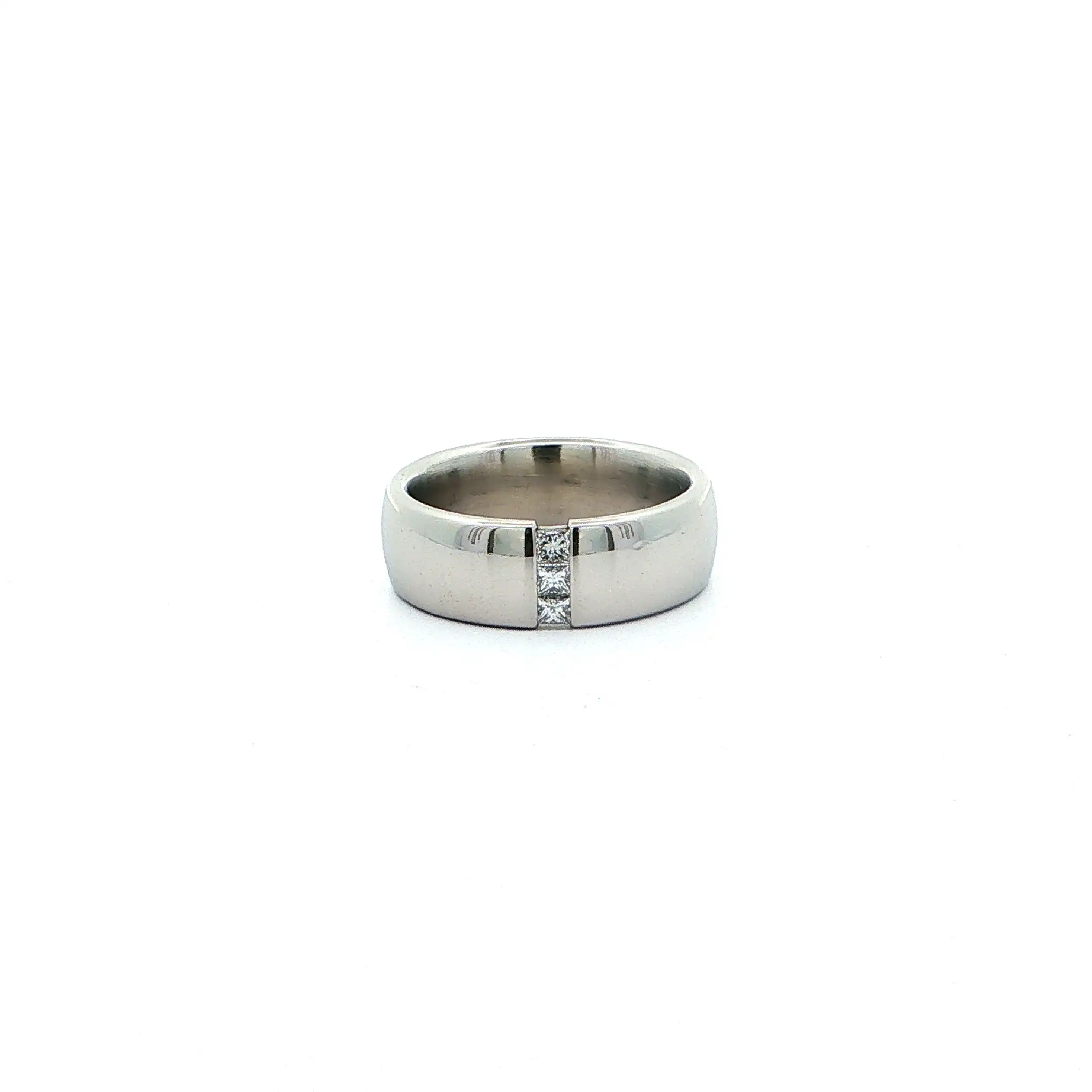 Ring Palladium mit Princess-Diamanten, graviert mit 0,18ct. Ring Palladium mit Princess-Diamanten, graviert mit 0,18ct.