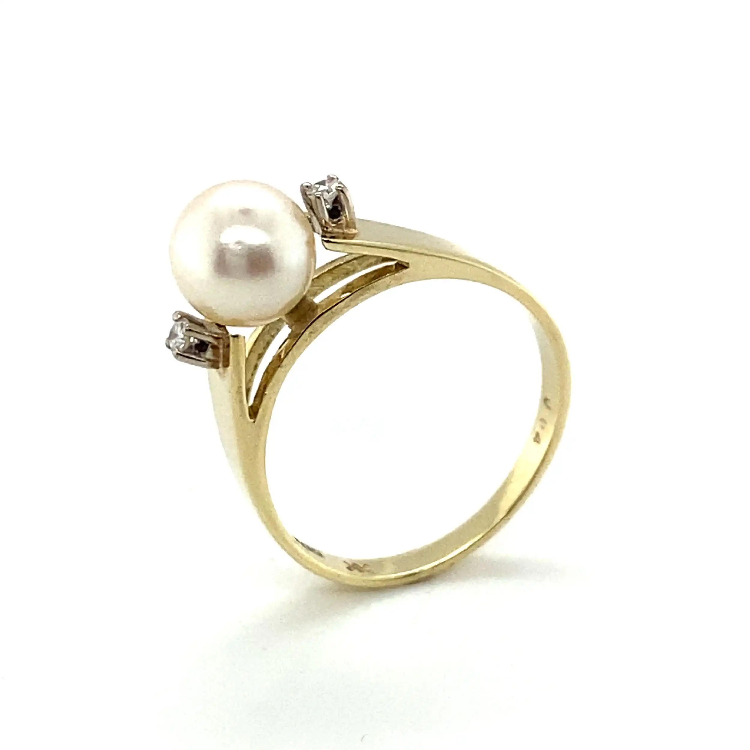 Ring Gelbgold mit Perle und Diamanten, graviert 0,04ct. Ring Gelbgold mit Perle und Diamanten, graviert 0,04ct.