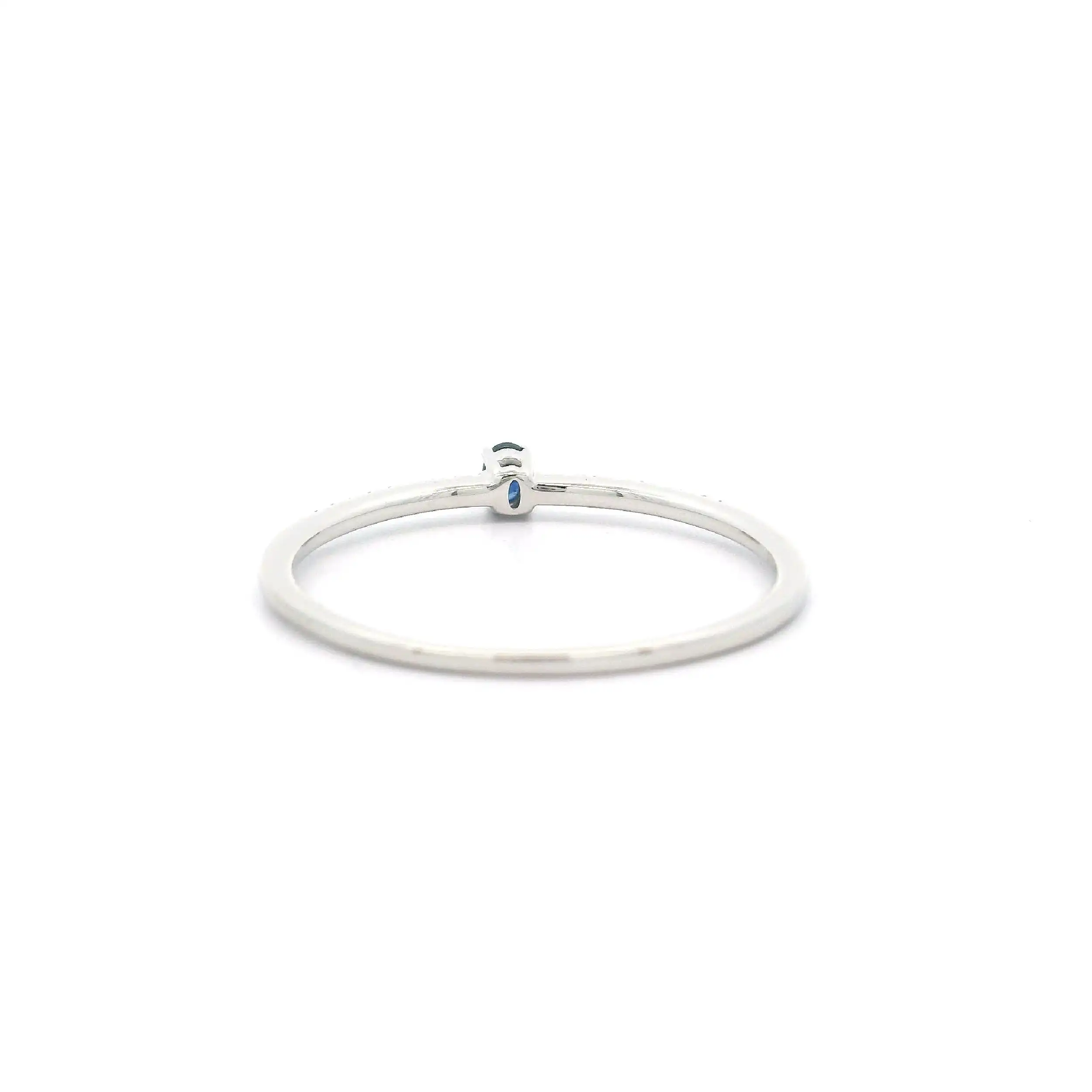 Ring Weißgold mit Saphir Cabochon & Diamanten, graviert mit 0,05ct.