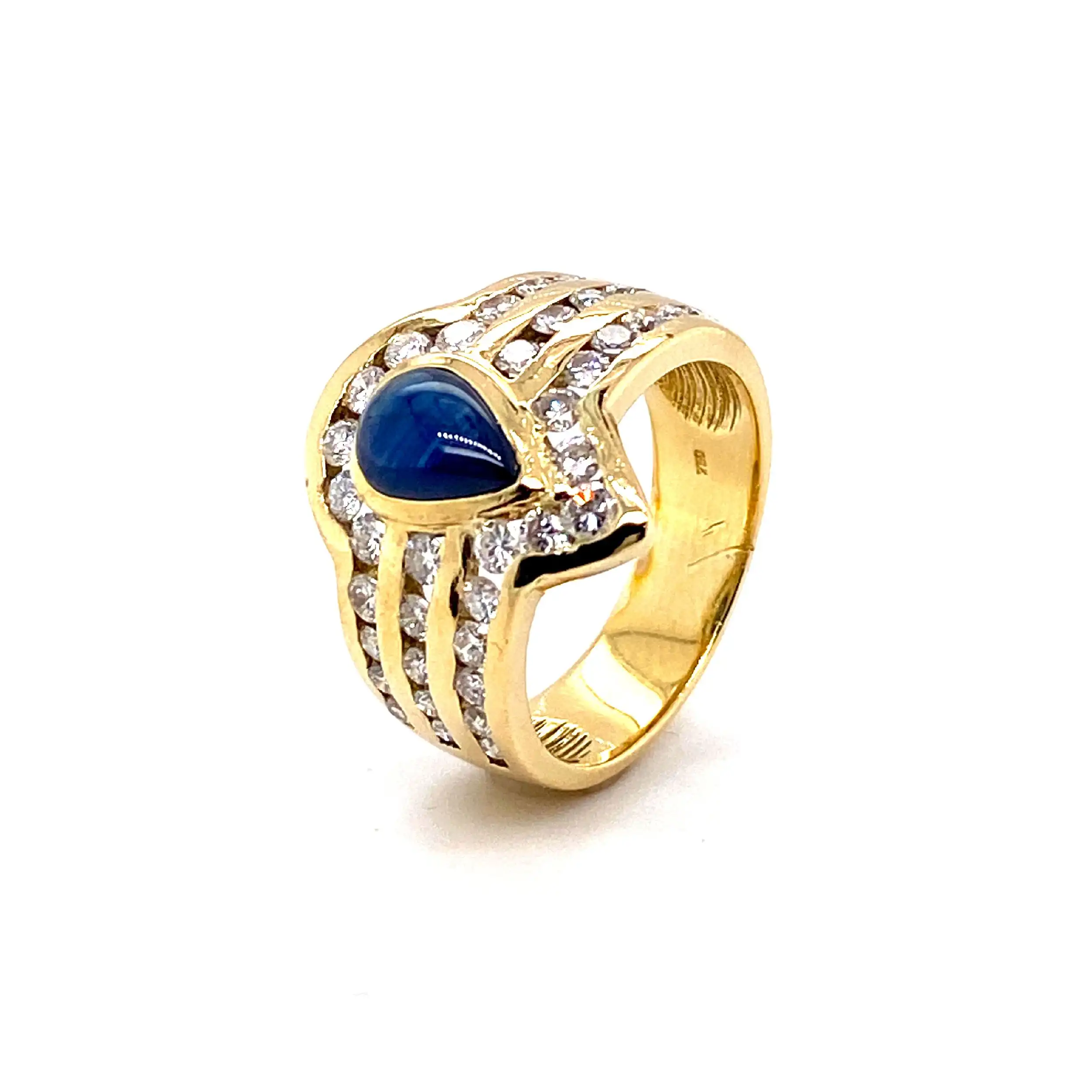 Ring mit Brillanten und Saphir Tropfen Cabochon Ring mit Brillanten und Saphir Tropfen Cabochon