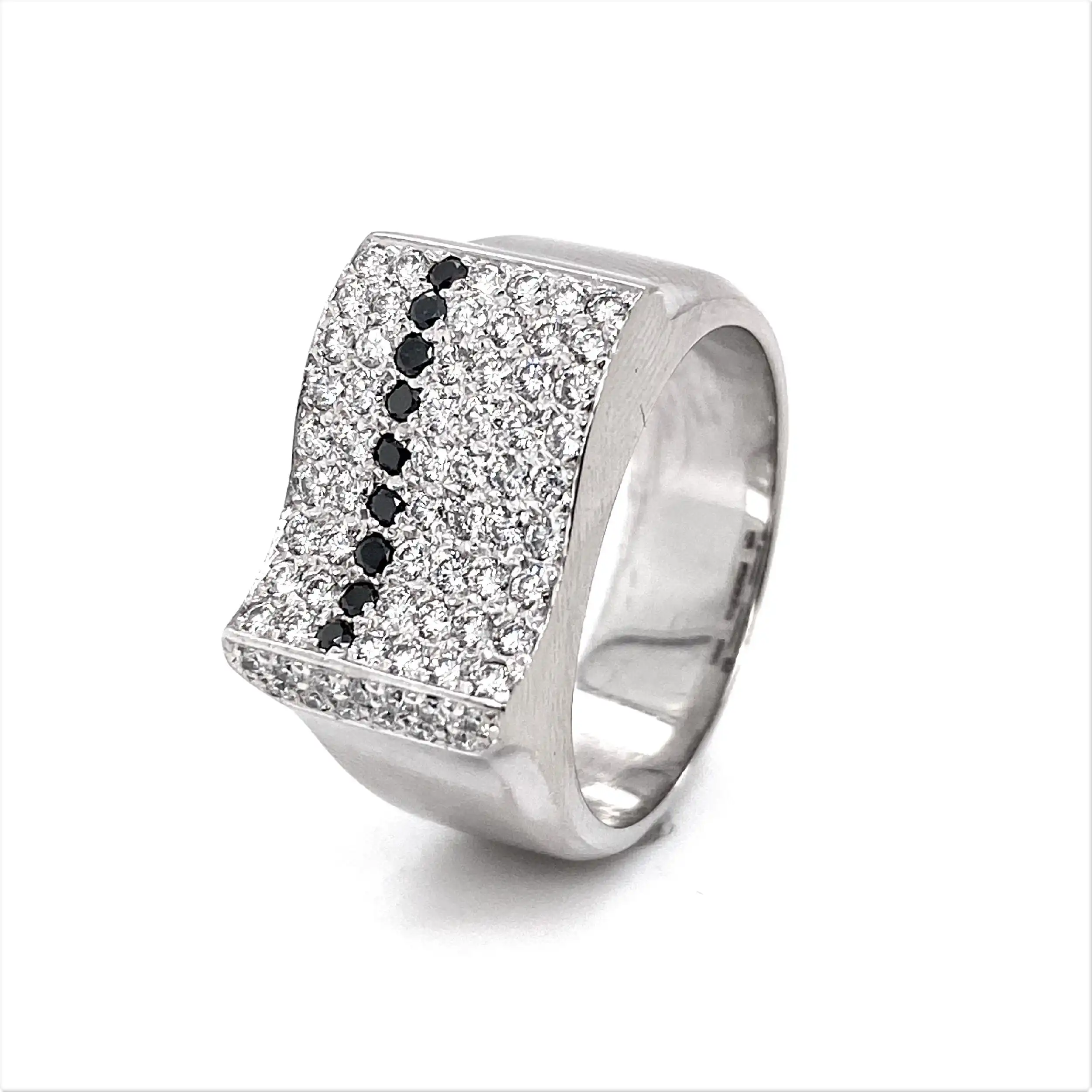 Ring Weißgold mit schwarzen und weißen Brillanten Ring Weißgold mit schwarzen und weißen Brillanten