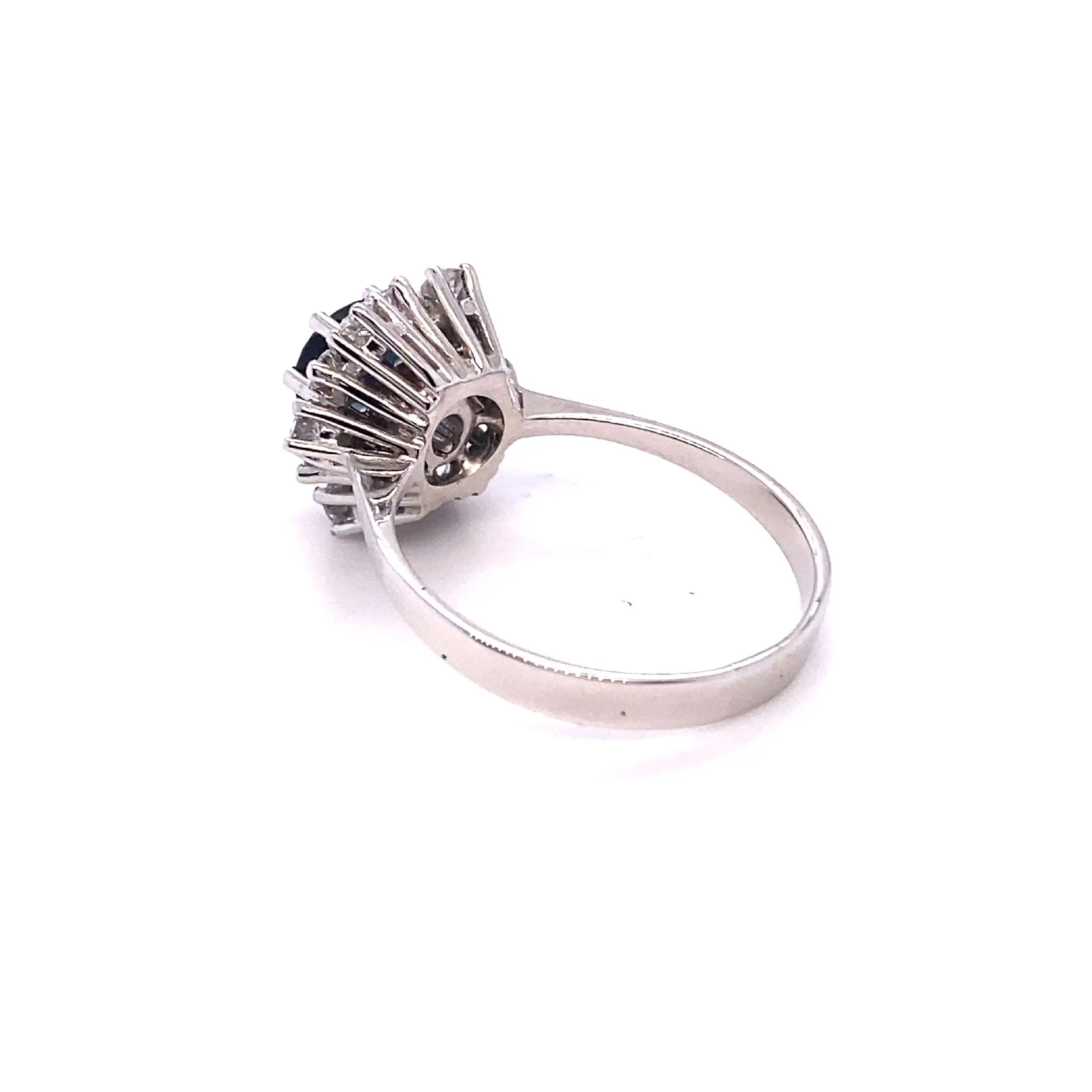 Ring Weißgold mit Brillanten mit 0,70ct. gestempelt und blauem Farbstein Ring Weißgold mit Brillanten mit 0,70ct. gestempelt und blauem Farbstein
