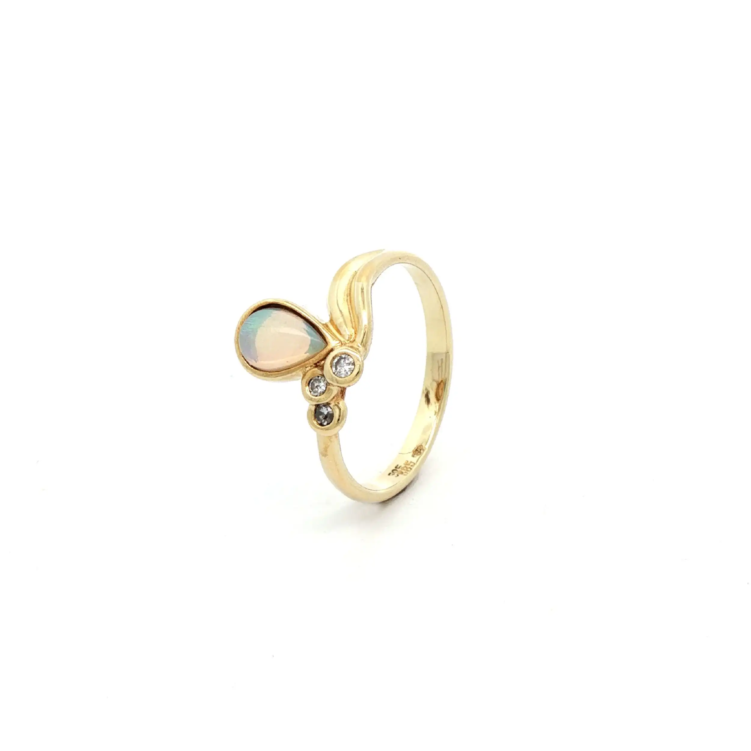Ring Gelbgold mit Opal und Diamanten Ring Gelbgold mit Opal und Diamanten