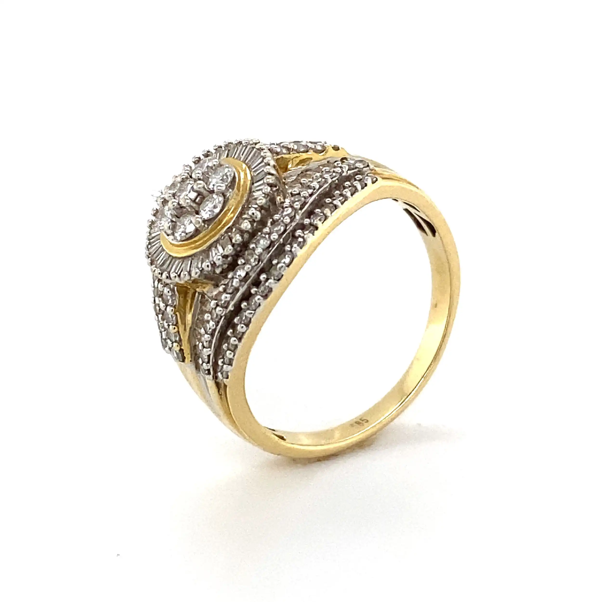Ring Bicolor mit Brillanten und Diamanten im Baguetteschliff Ring Bicolor mit Brillanten und Diamanten im Baguetteschliff