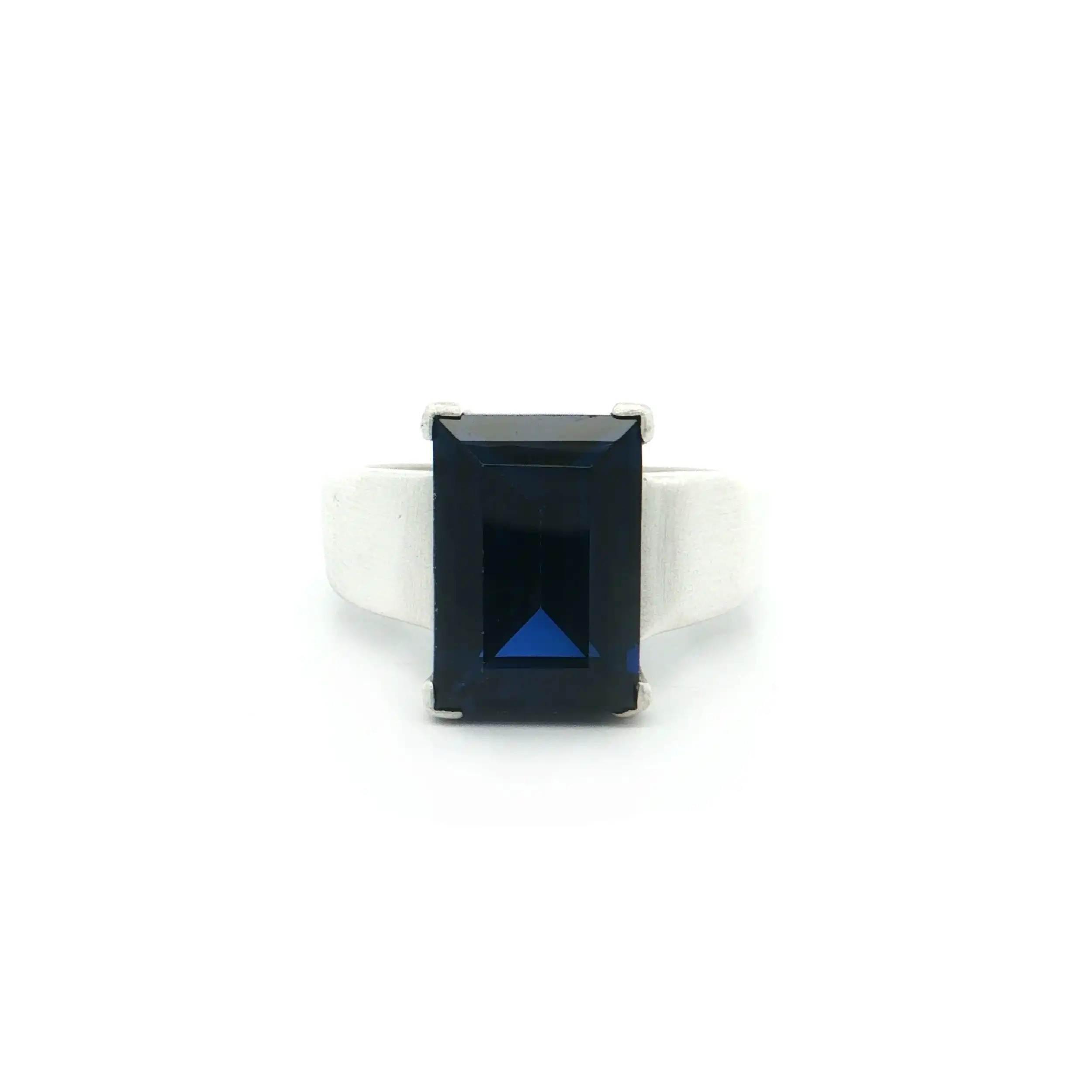 Ring Silber mattiert mit synthetischem Spinell Ring Silber mattiert mit synthetischem Spinell