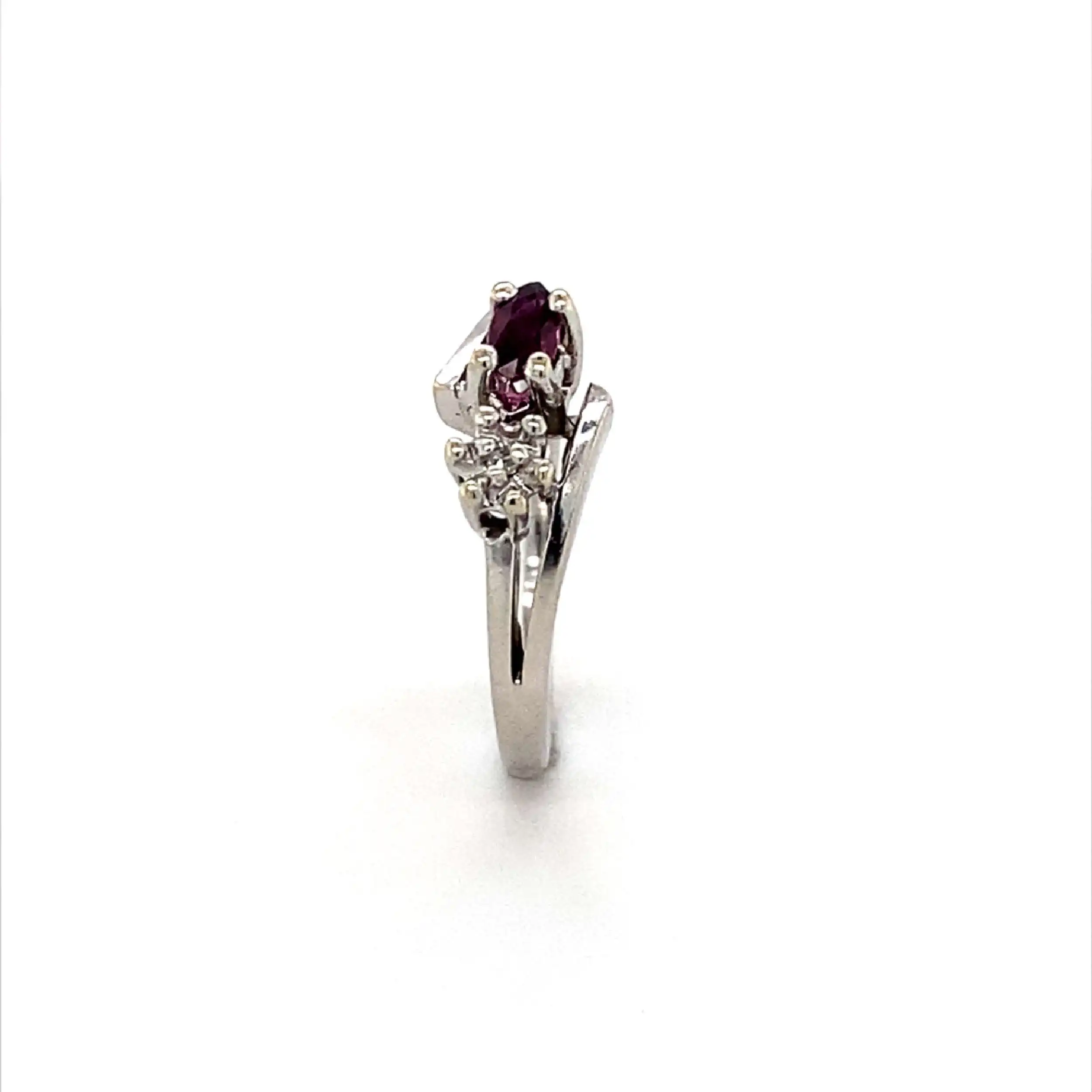 Ring Weißgold mit Synthetischen Korund und Diamanten Ring Weißgold mit Synthetischen Korund und Diamanten