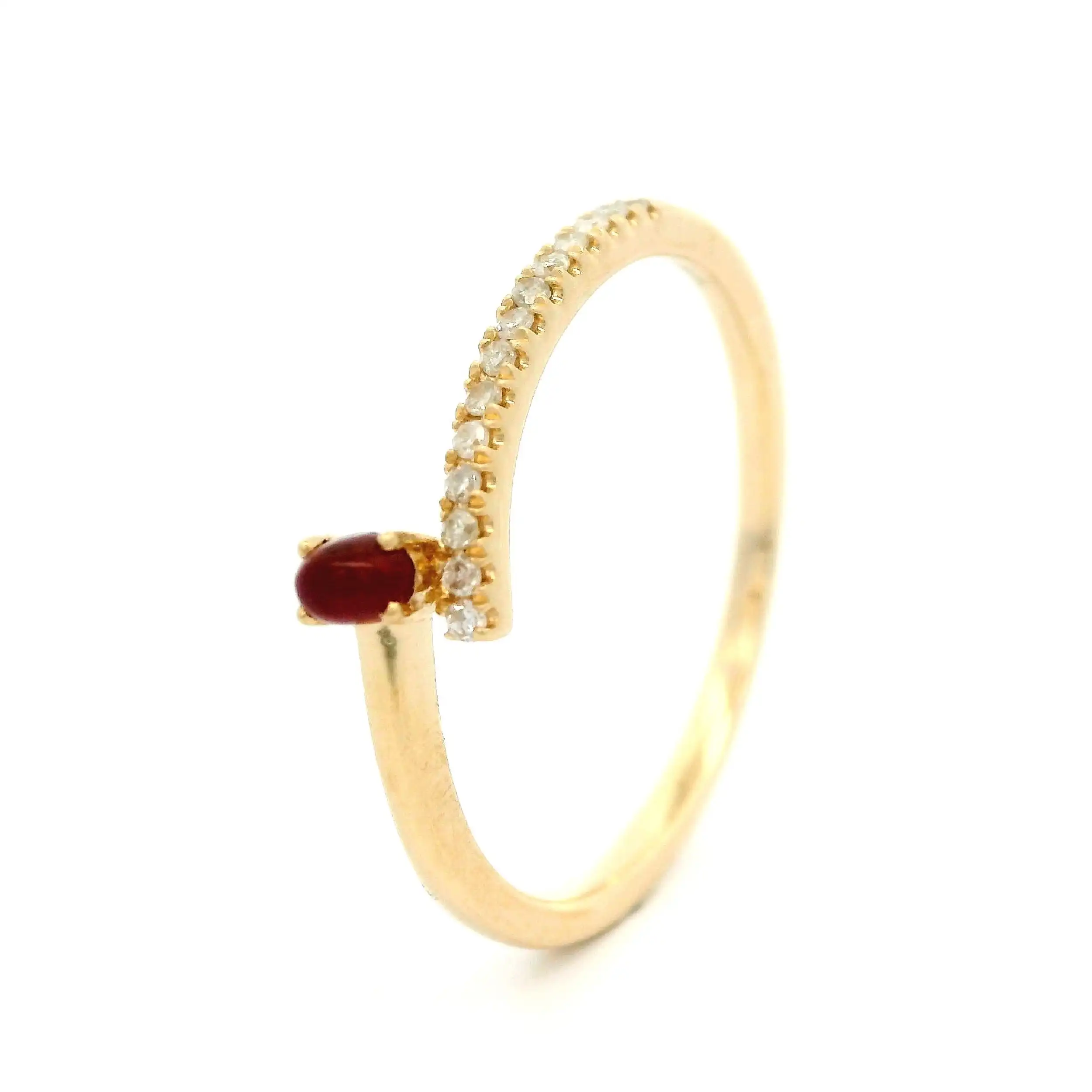 Ring Gelbgold mit Diamanten und Rubin Cabochon Ring Gelbgold mit Diamanten und Rubin Cabochon