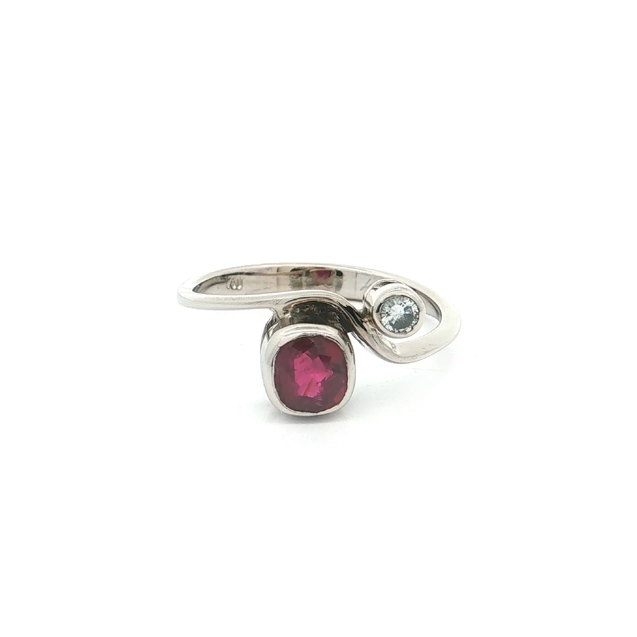 Ring Weißgold mit Rubin 1,01ct graviert und Brillant 0,07ct graviert Ring Weißgold mit Rubin 1,01ct graviert und Brillant 0,07ct graviert