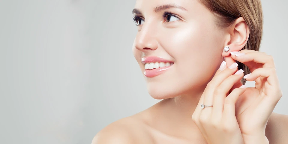 Ohrstecker mit Model Ohrstecker mit Model