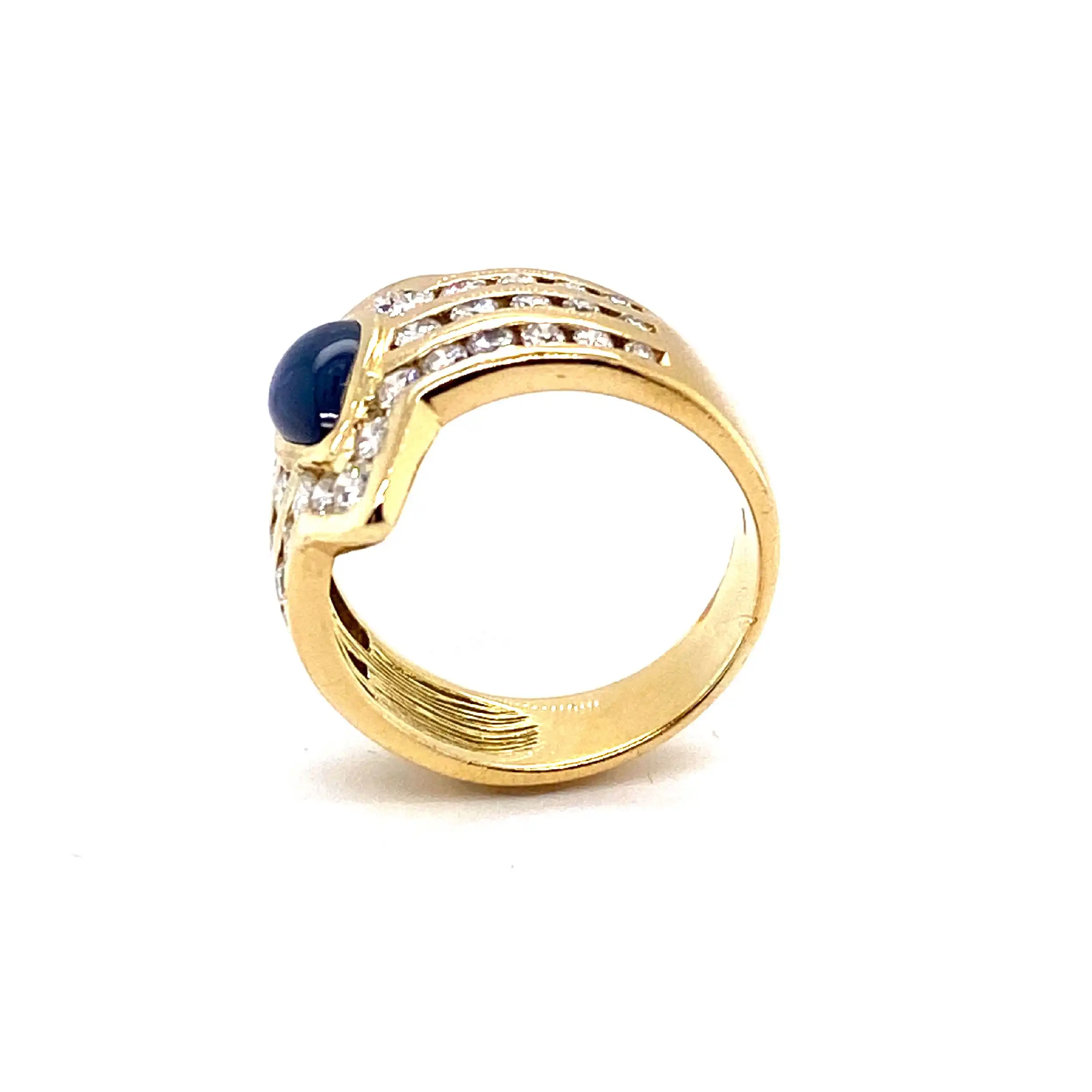 Ring mit Brillanten und Saphir Tropfen Cabochon Ring mit Brillanten und Saphir Tropfen Cabochon