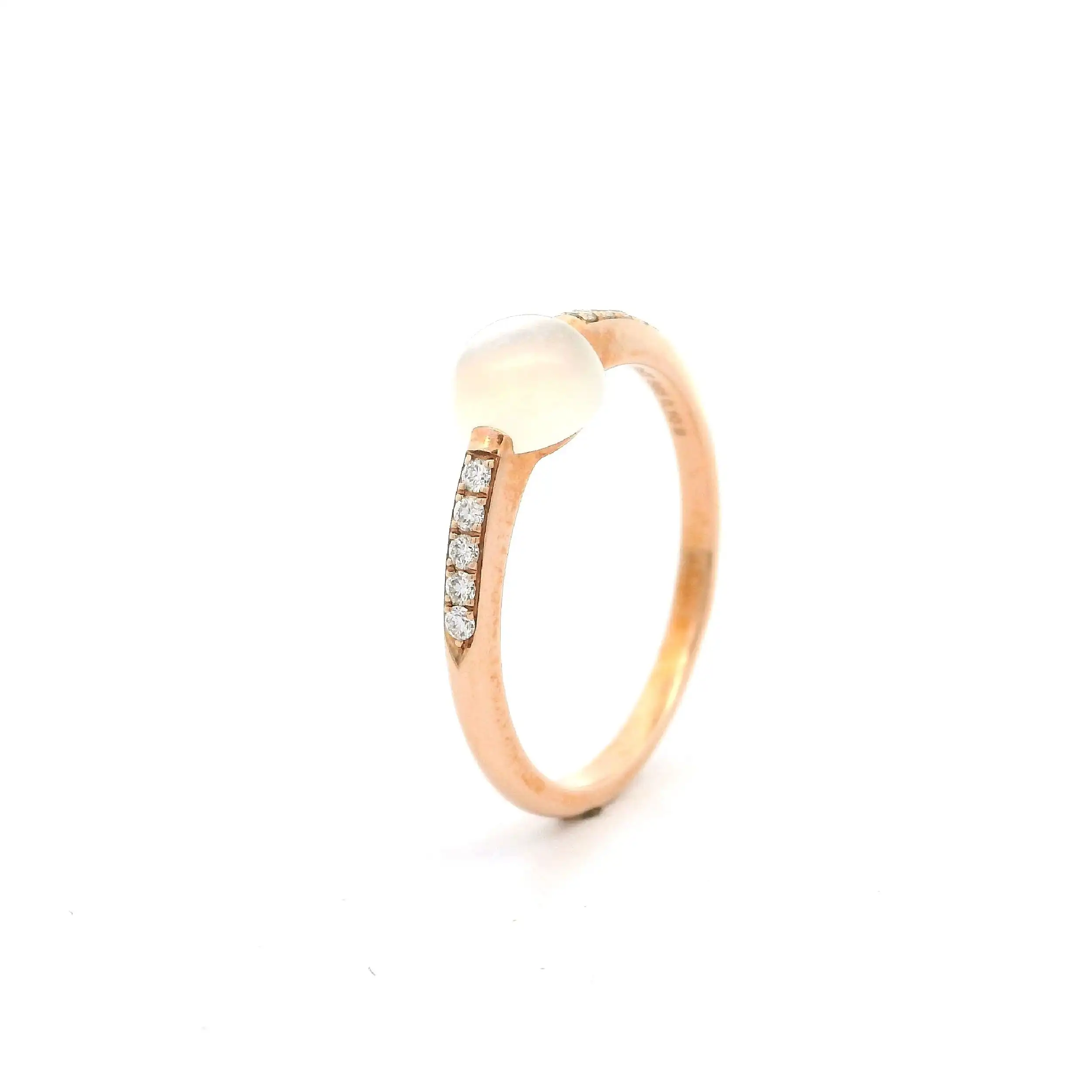 Ring Roségold massiv mit Mondstein Cabochon & Brillanten, graviert mit 0,10ct. Ring Roségold massiv mit Mondstein Cabochon & Brillanten, graviert mit 0,10ct.