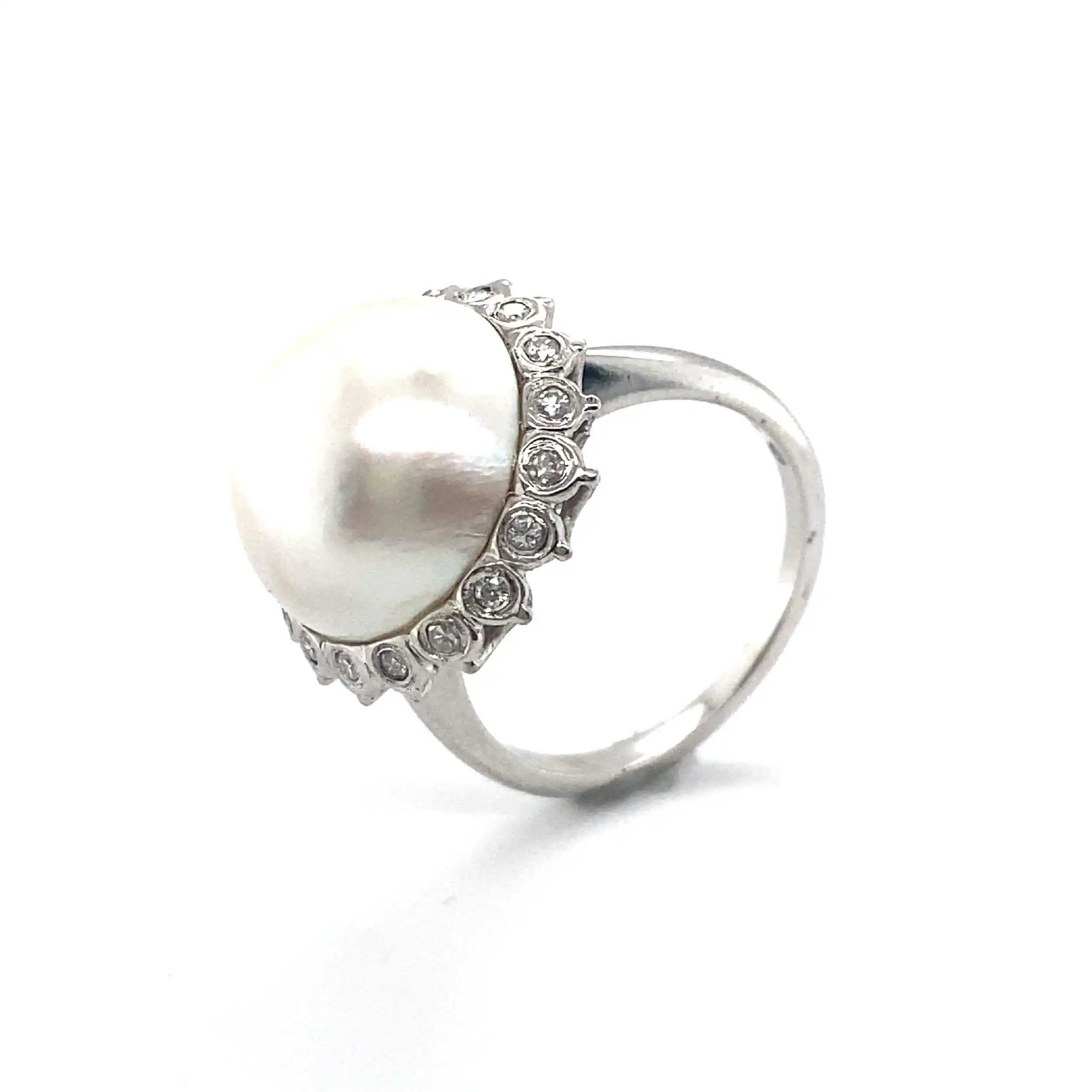 Ring Weißgold mit Marbé-Perle und 18 Diamanten Ring Weißgold mit Marbé-Perle und 18 Diamanten