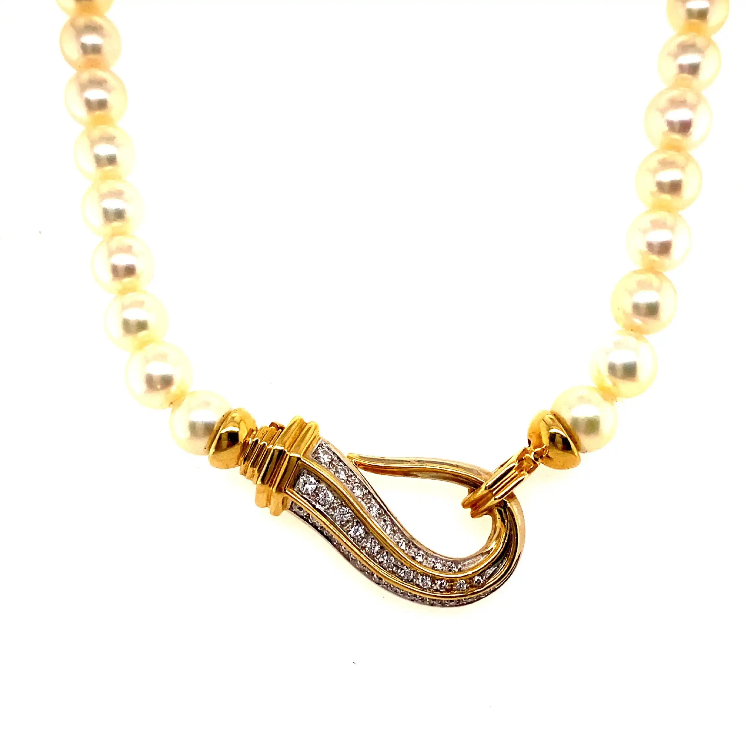 Perlenkette mit Gelbgoldschloss und Brillanten Perlenkette mit Gelbgoldschloss und Brillanten
