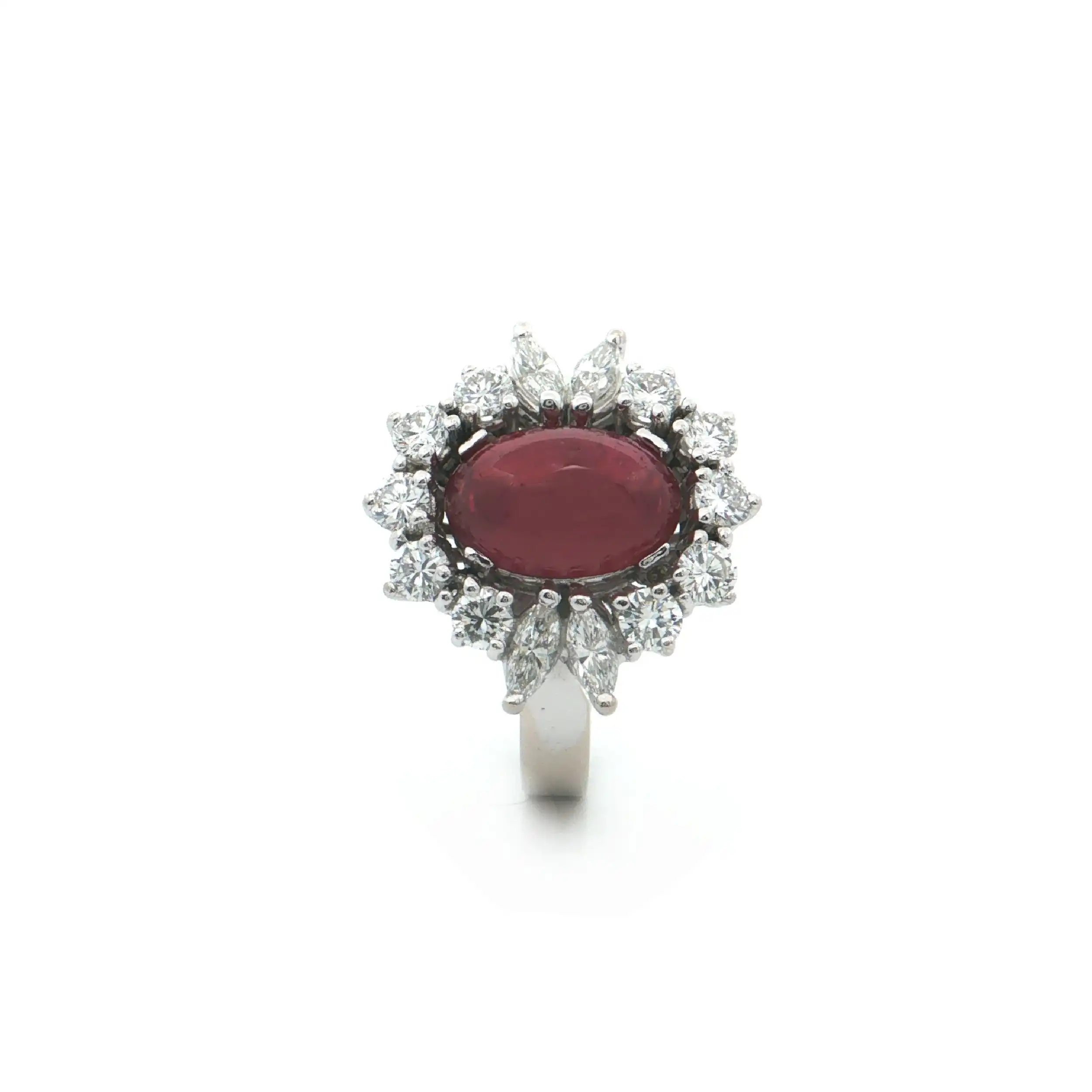 Ring Weißgold mit Brillanten, Navettediamanten und Rubincabochon Ring Weißgold mit Brillanten, Navettediamanten und Rubincabochon