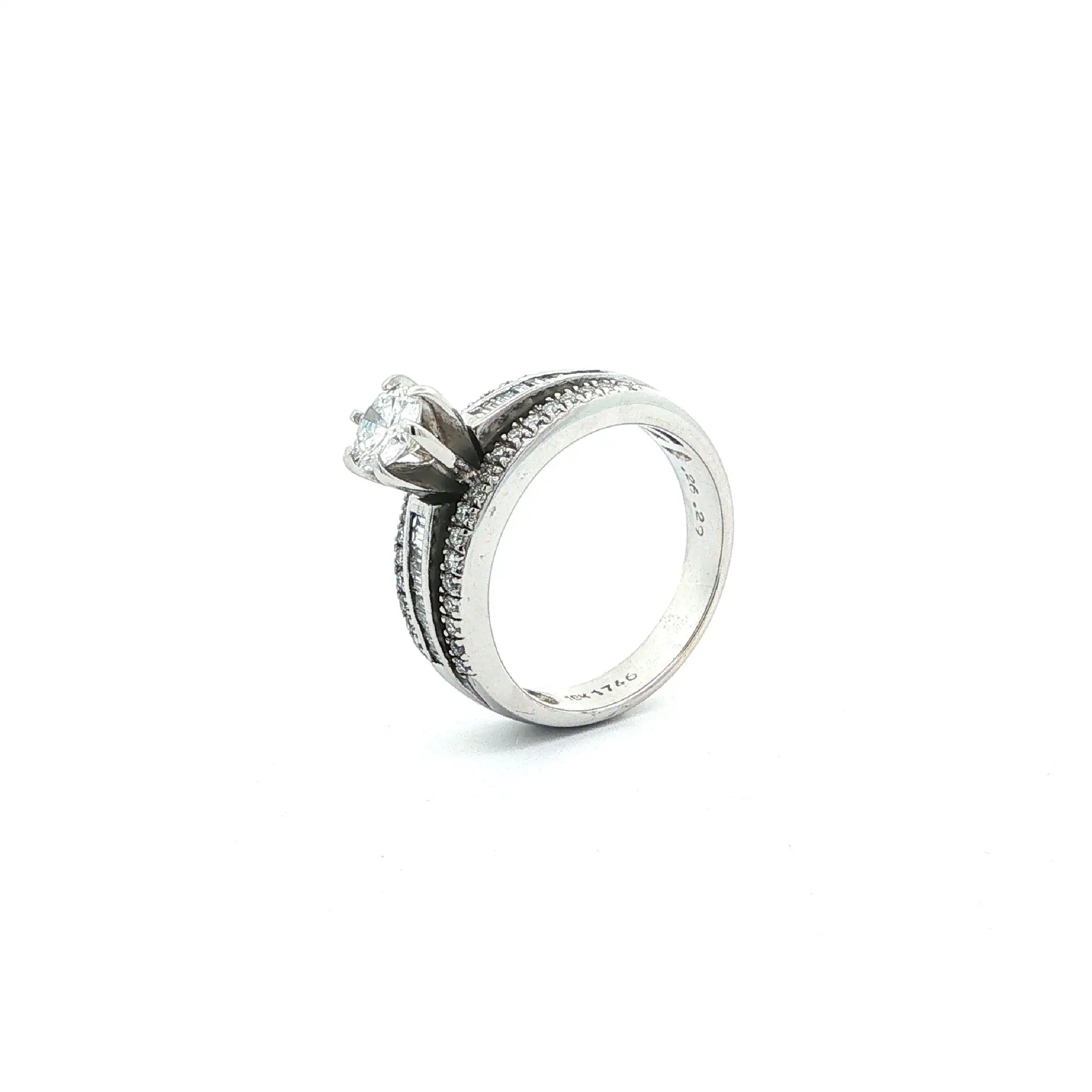 Ring Weißgold mit Brillanten, graviert mit 0,29ct. & 0,26ct. Ring Weißgold mit Brillanten, graviert mit 0,29ct. & 0,26ct.
