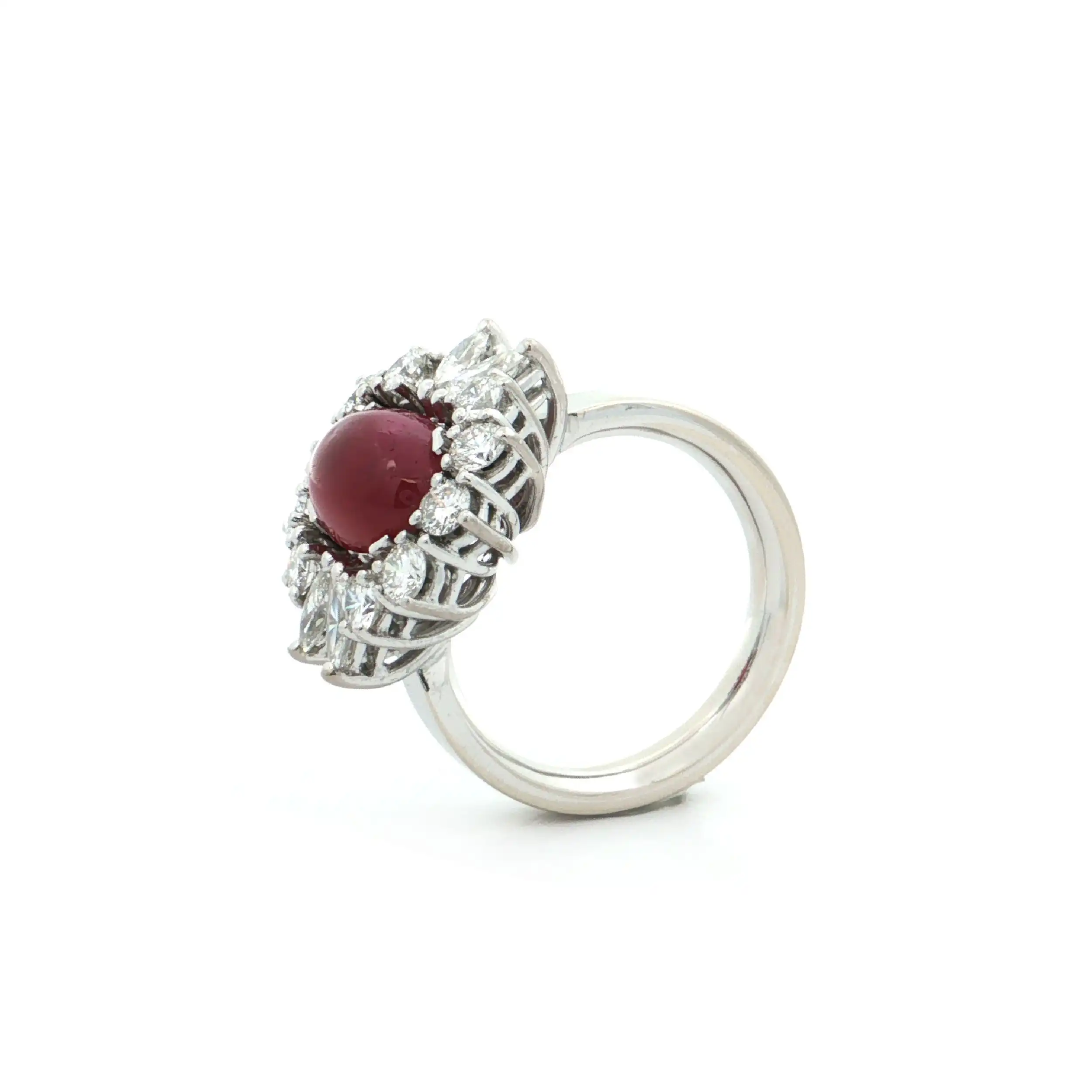 Ring Weißgold mit Brillanten, Navettediamanten und Rubincabochon Ring Weißgold mit Brillanten, Navettediamanten und Rubincabochon