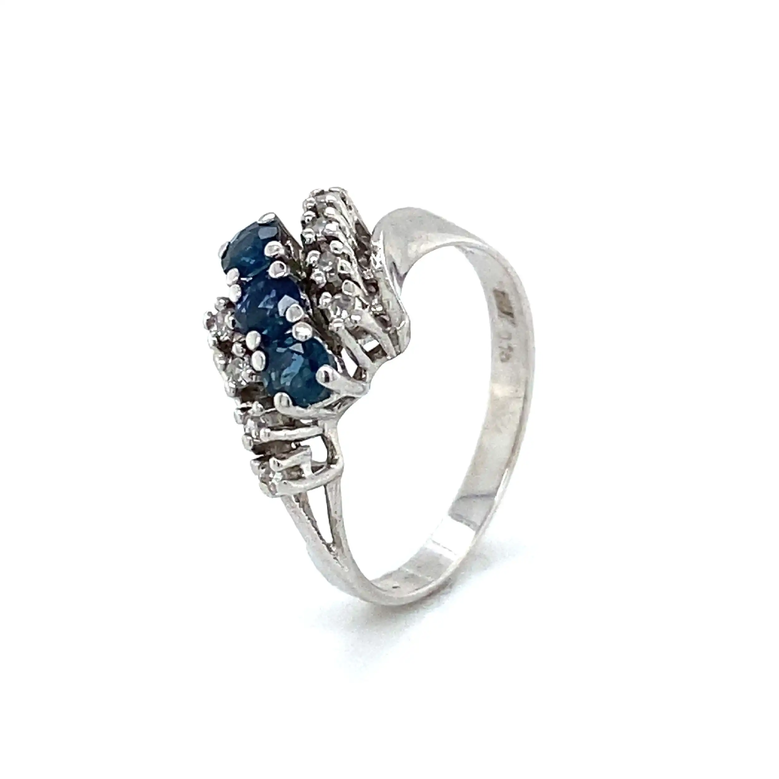Ring Weißgold mit Diamanten, graviert mit 0,16ct und blauen Farbsteinen Ring Weißgold mit Diamanten, graviert mit 0,16ct und blauen Farbsteinen