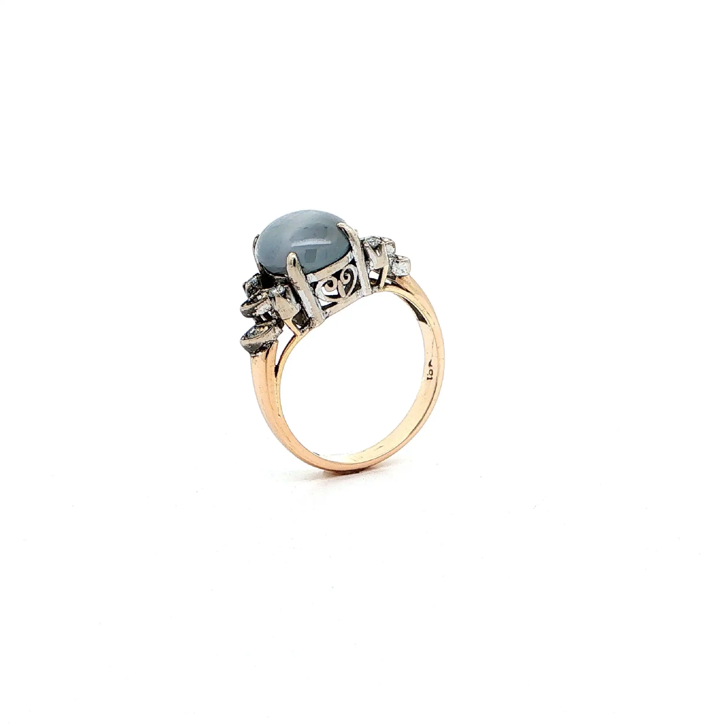 Ring Bicolor mit Chalcedon Cabochon, Brillanten & Diamanten Ring Bicolor mit Chalcedon Cabochon, Brillanten & Diamanten