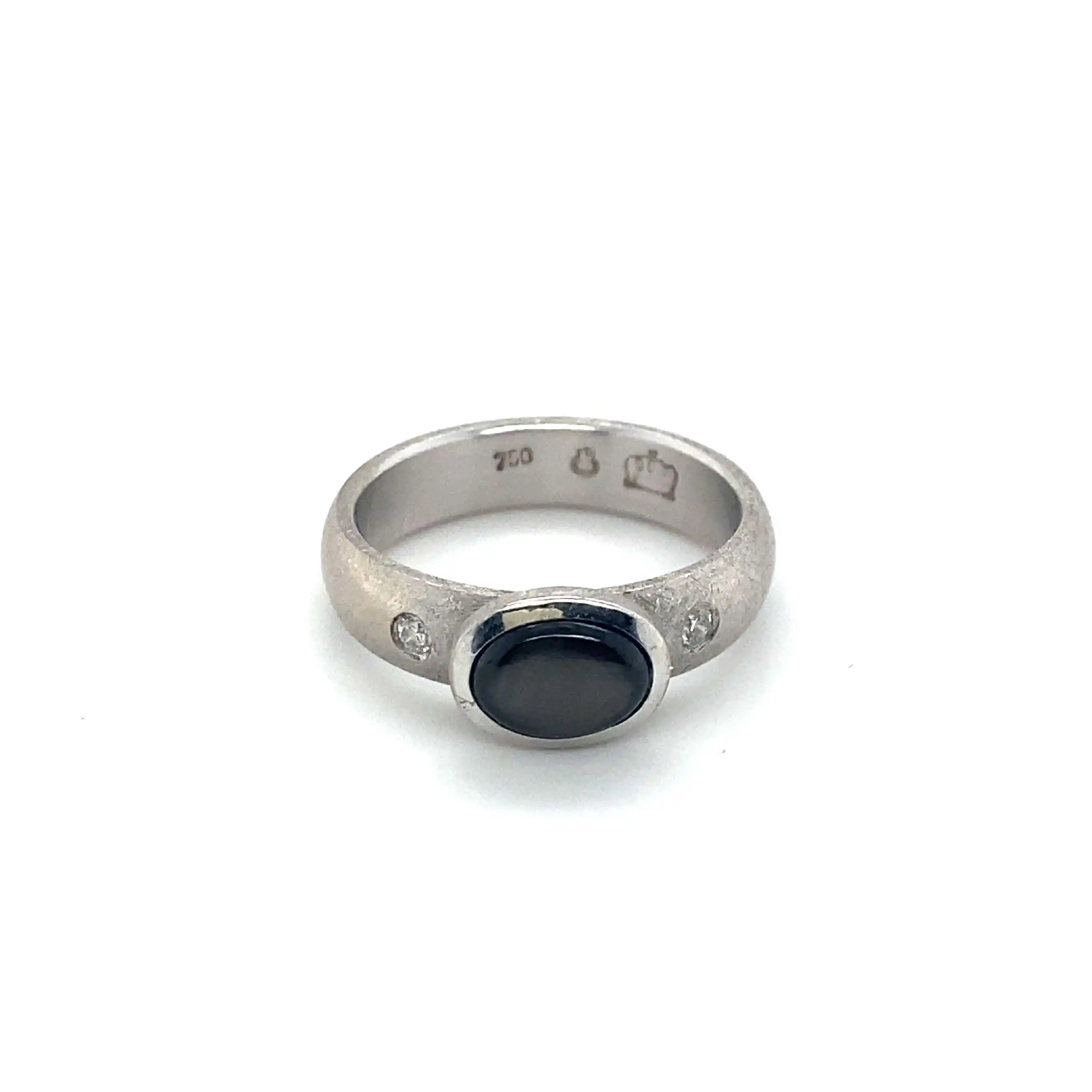 Ring Weißgold eismattiert mit grauem Cabochon und zwei Brillanten Ring Weißgold eismattiert mit grauem Cabochon und zwei Brillanten