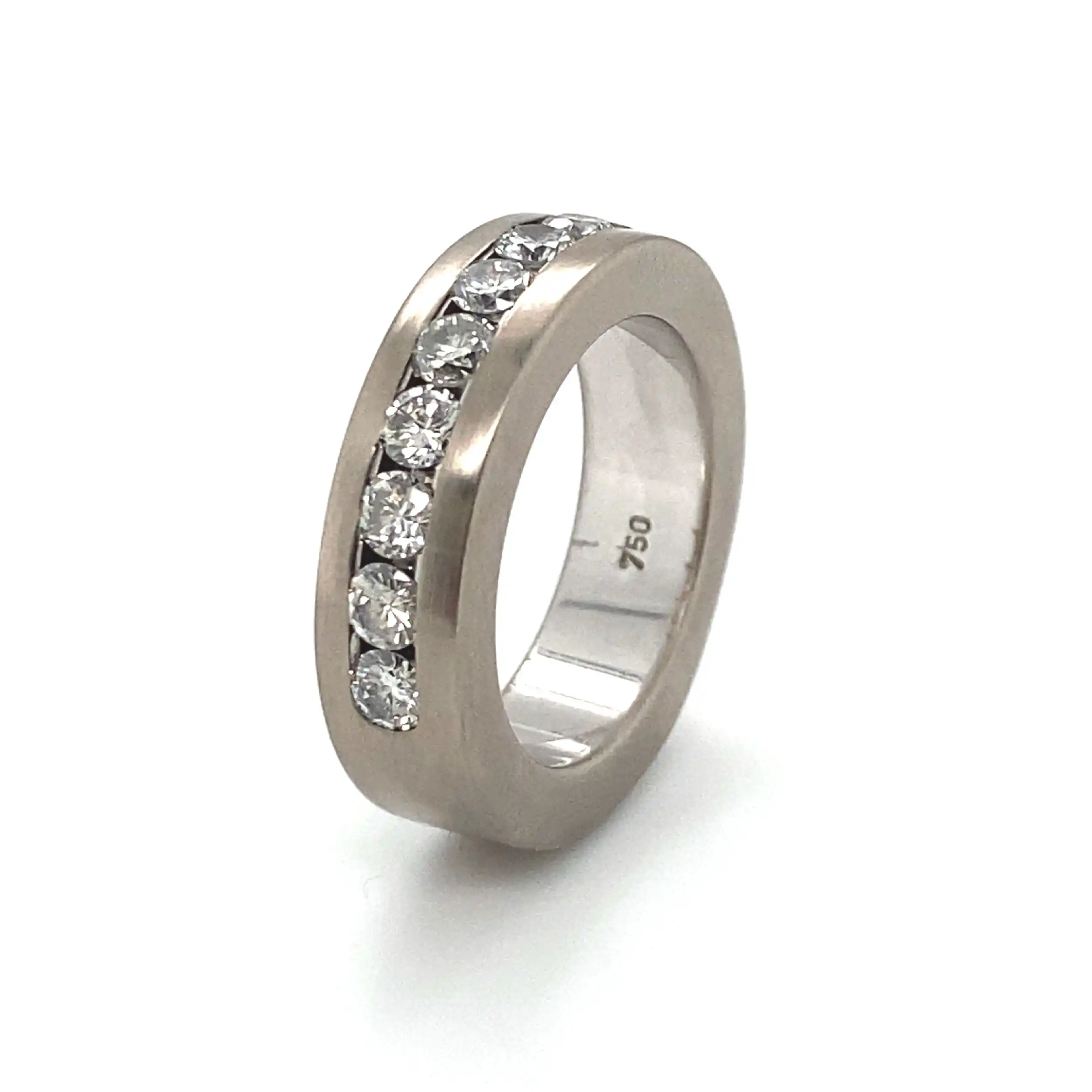 Ring Weißgold mit Brillanten in Kanalfassung Ring Weißgold mit Brillanten in Kanalfassung
